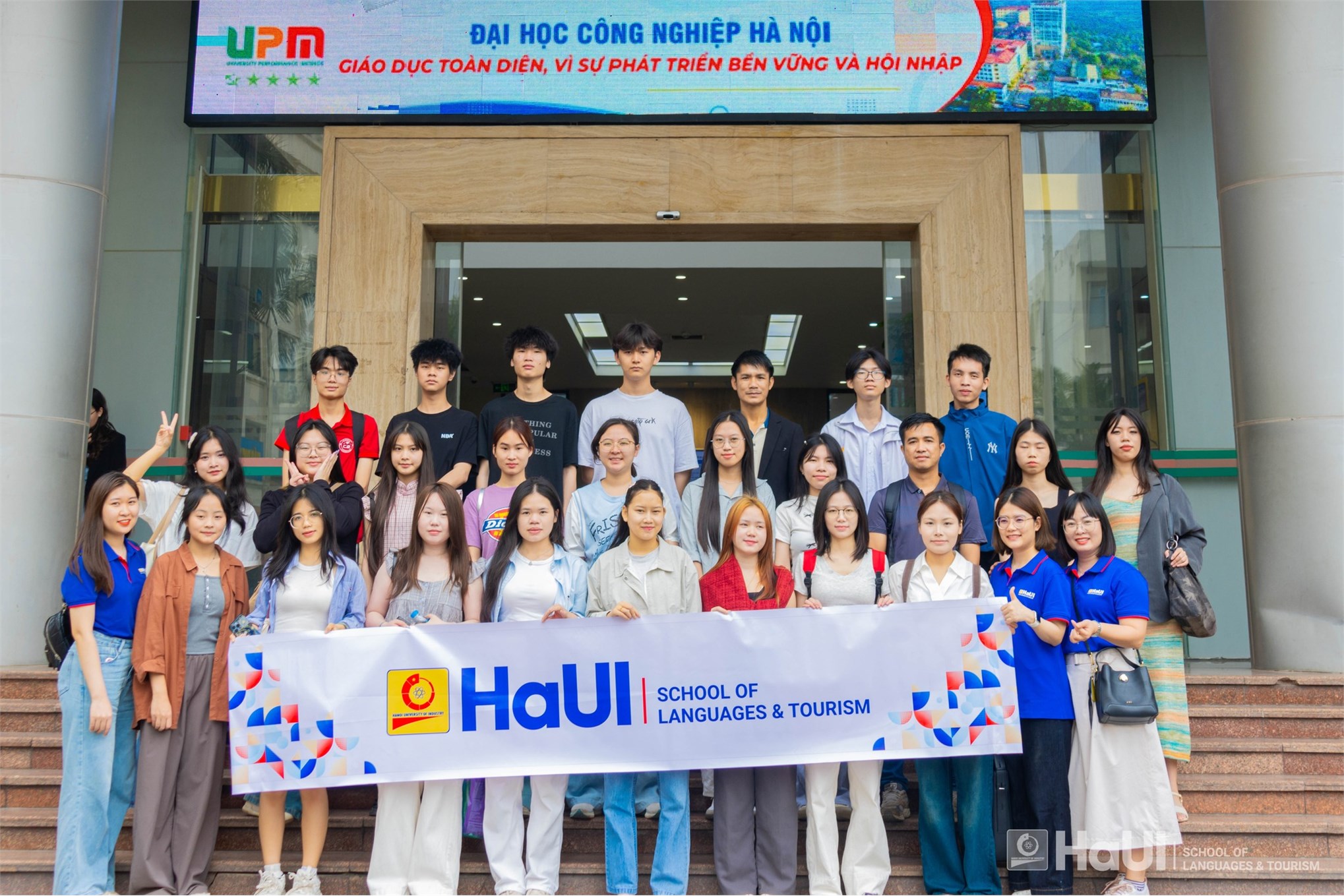 Sinh viên quốc tế học tiếng Việt trải nghiệm văn hóa tại Làng lụa Vạn Phúc