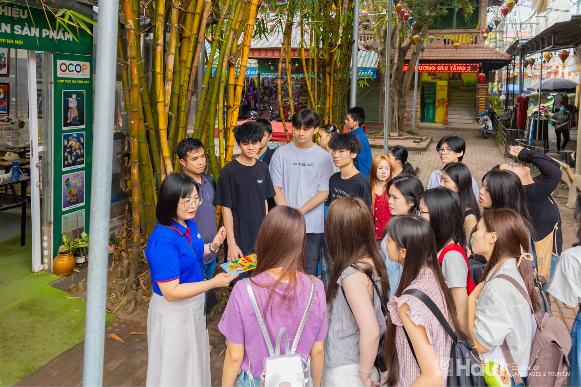 Sinh viên quốc tế học tiếng Việt trải nghiệm văn hóa tại Làng lụa Vạn Phúc