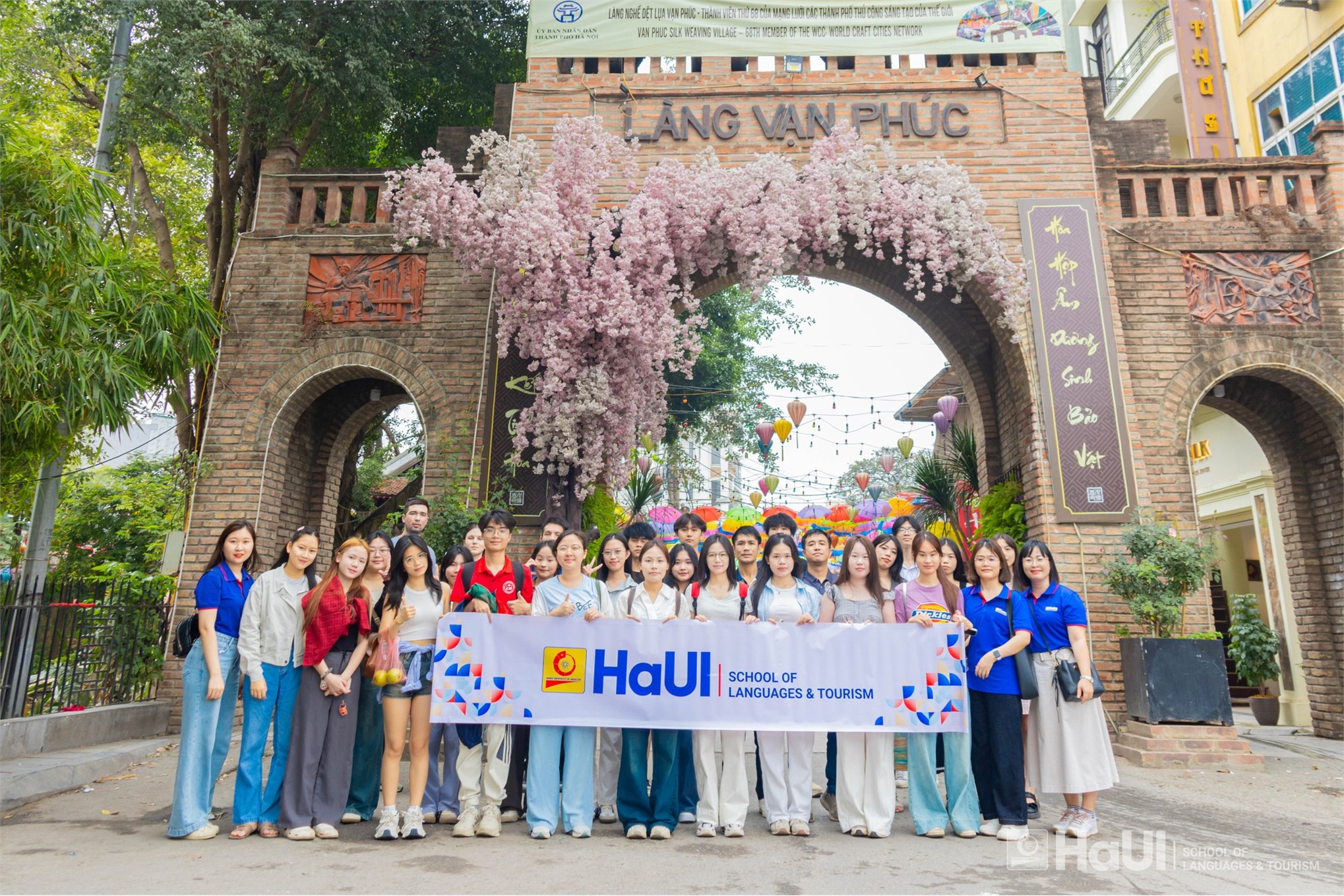 Sinh viên quốc tế học tiếng Việt trải nghiệm văn hóa tại Làng lụa Vạn Phúc