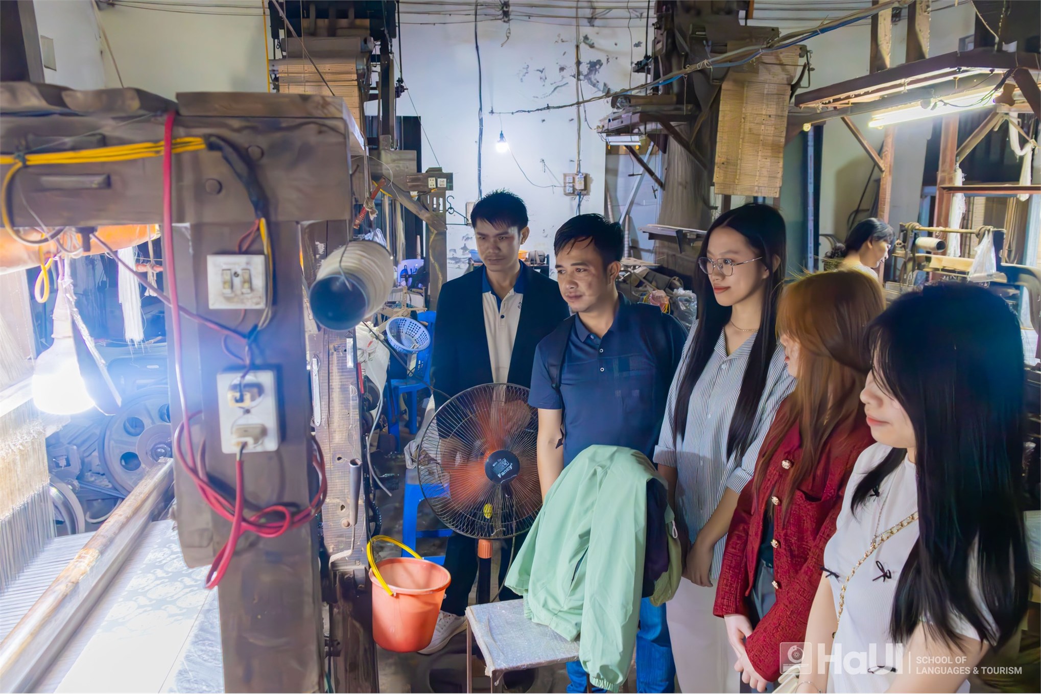 Sinh viên quốc tế học tiếng Việt trải nghiệm văn hóa tại Làng lụa Vạn Phúc