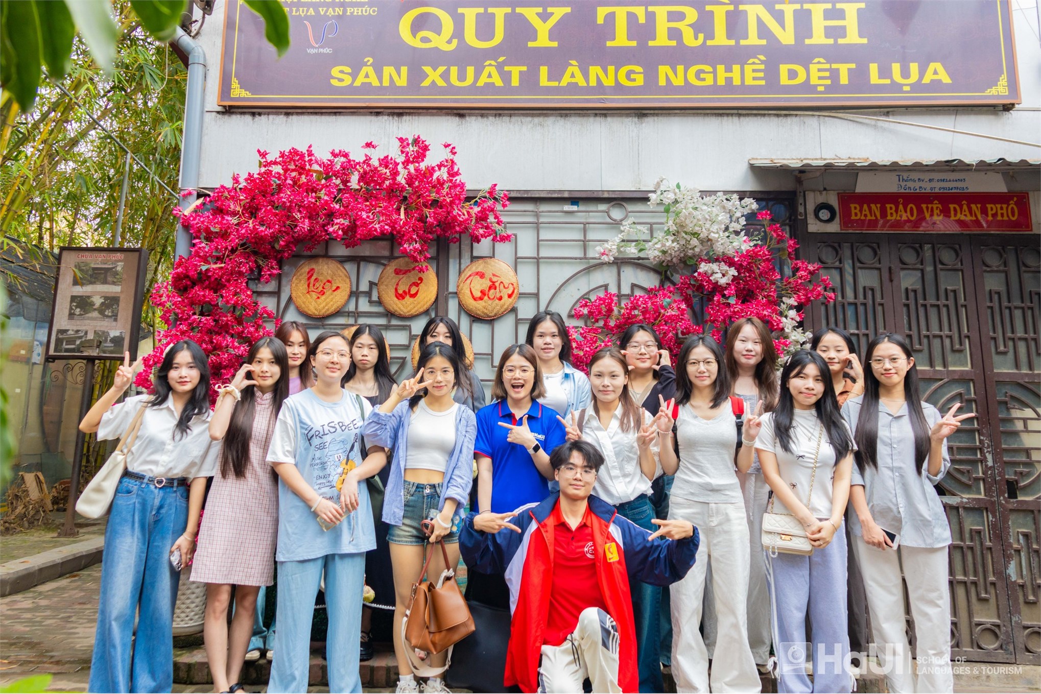 Sinh viên quốc tế học tiếng Việt trải nghiệm văn hóa tại Làng lụa Vạn Phúc