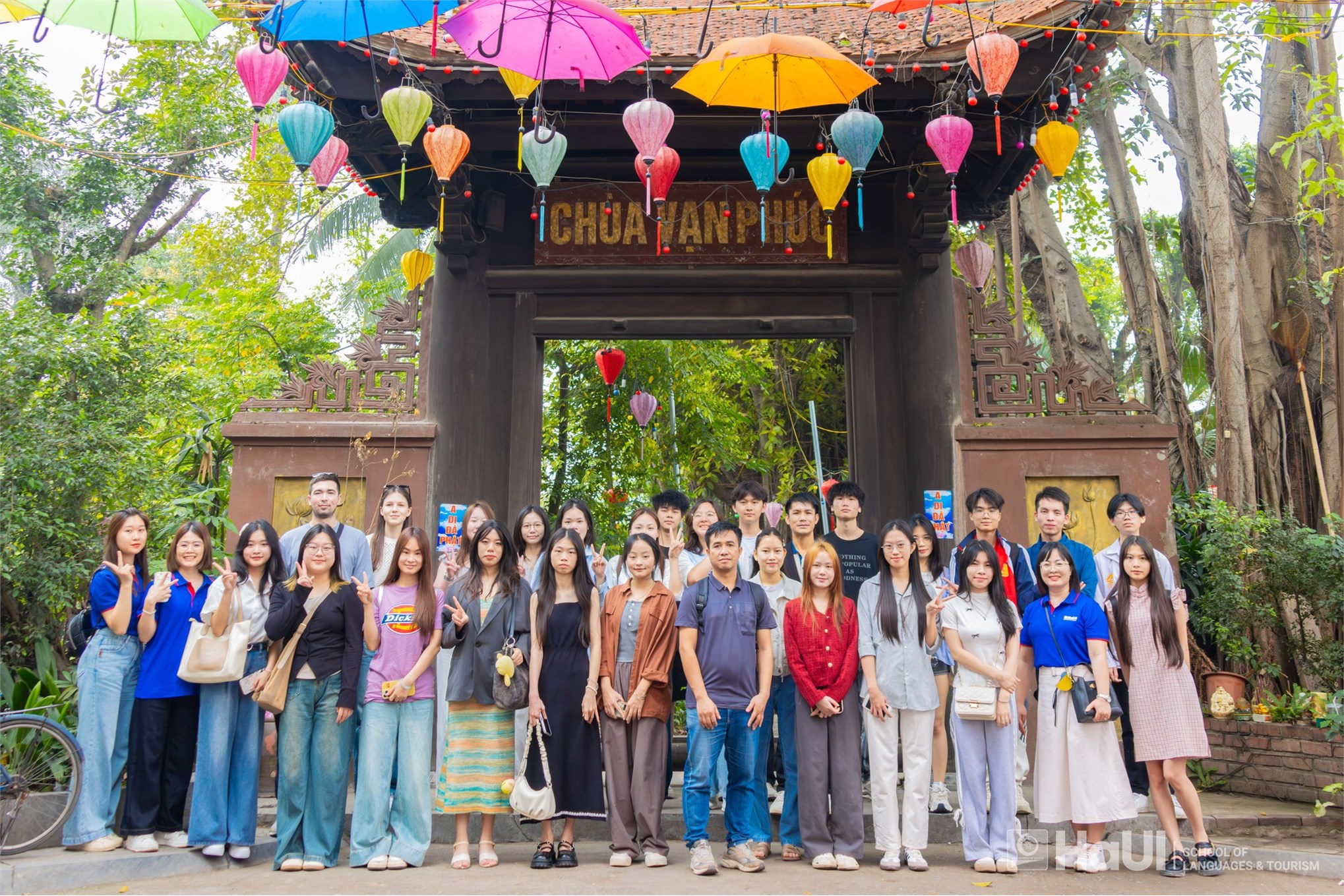 Sinh viên quốc tế học tiếng Việt trải nghiệm văn hóa tại Làng lụa Vạn Phúc
