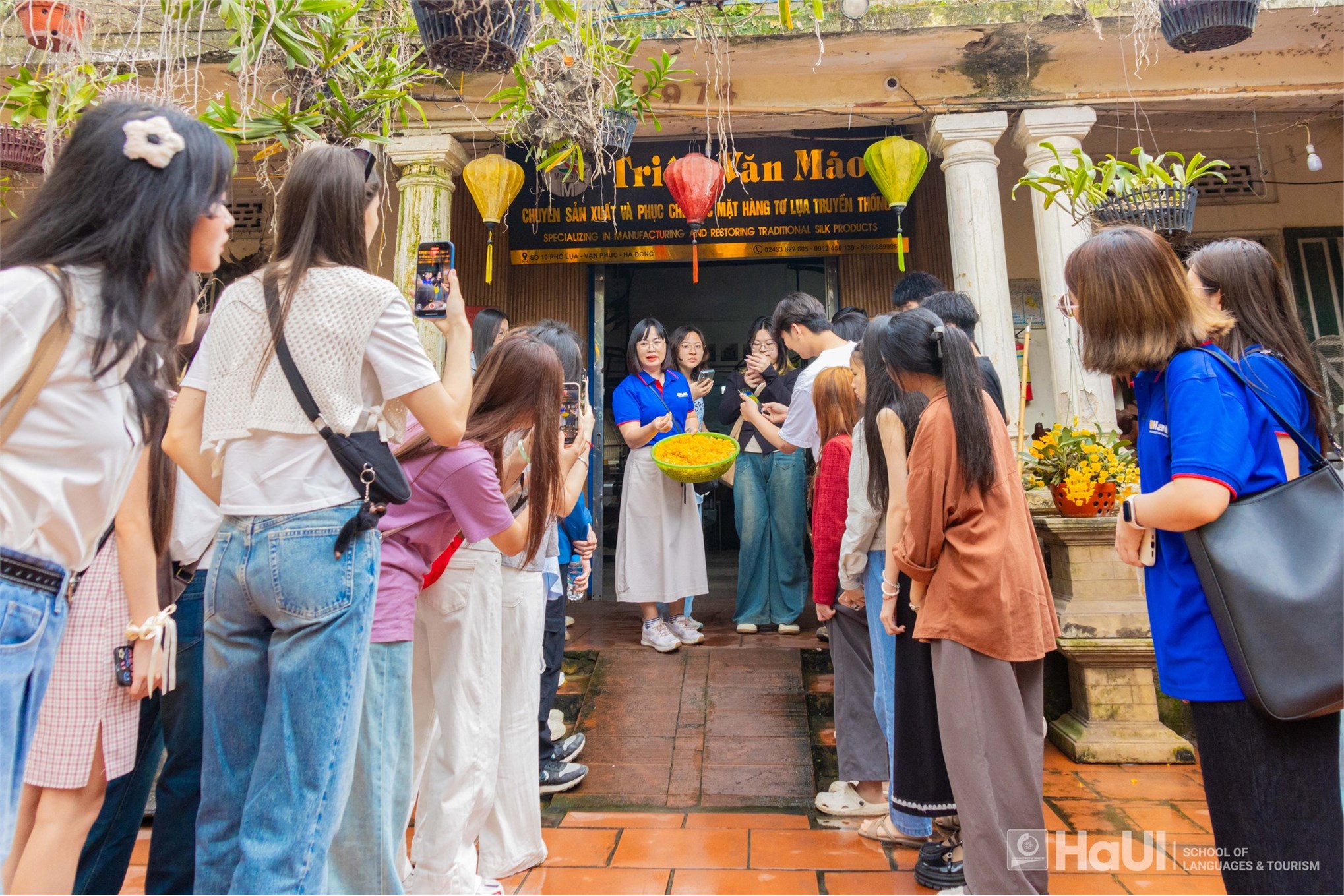 Sinh viên quốc tế học tiếng Việt trải nghiệm văn hóa tại Làng lụa Vạn Phúc