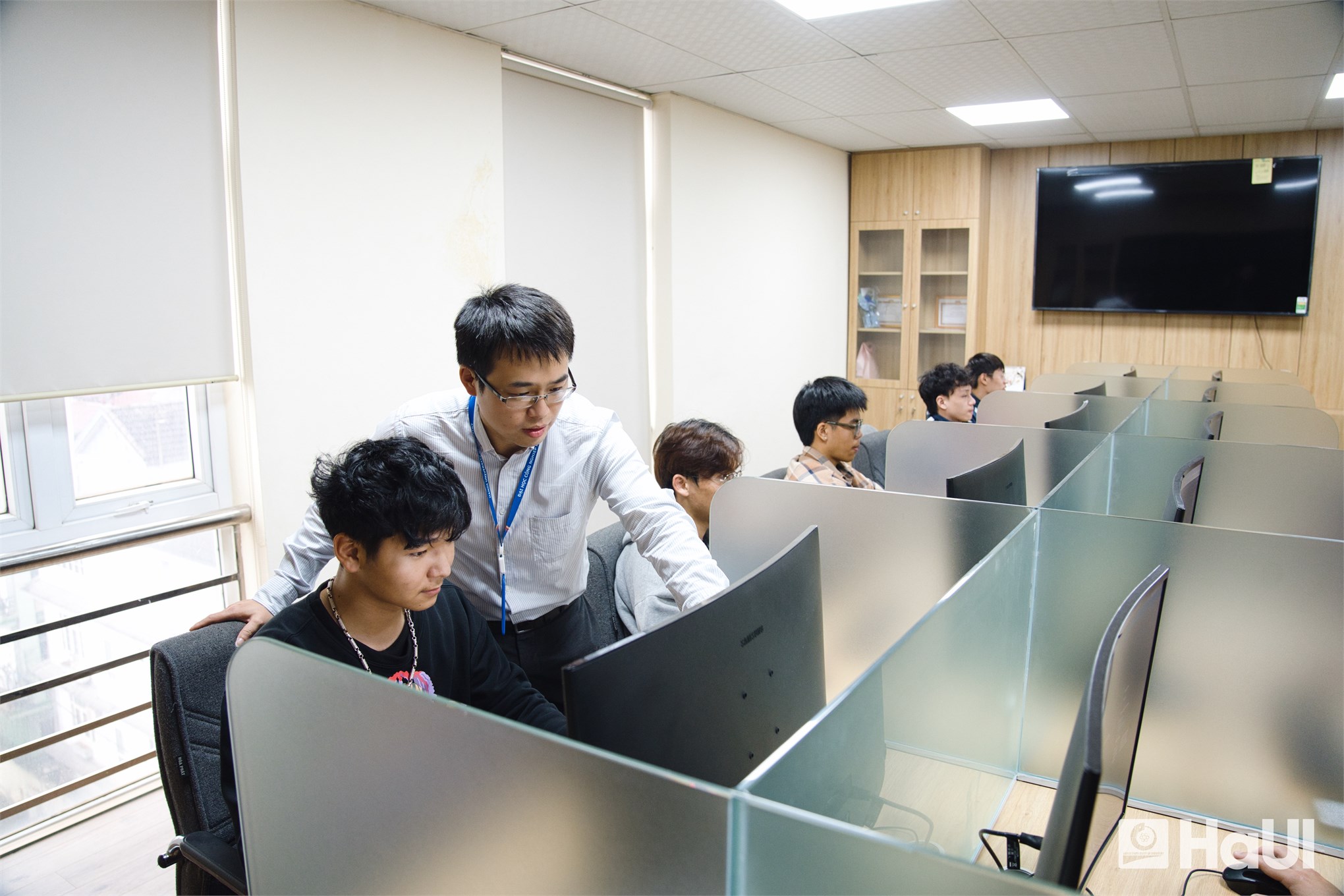 Học đại học bằng tiếng Anh tại Trường Đại học Công nghiệp Hà Nội: Lựa chọn của những người trẻ sẵn sàng hội nhập