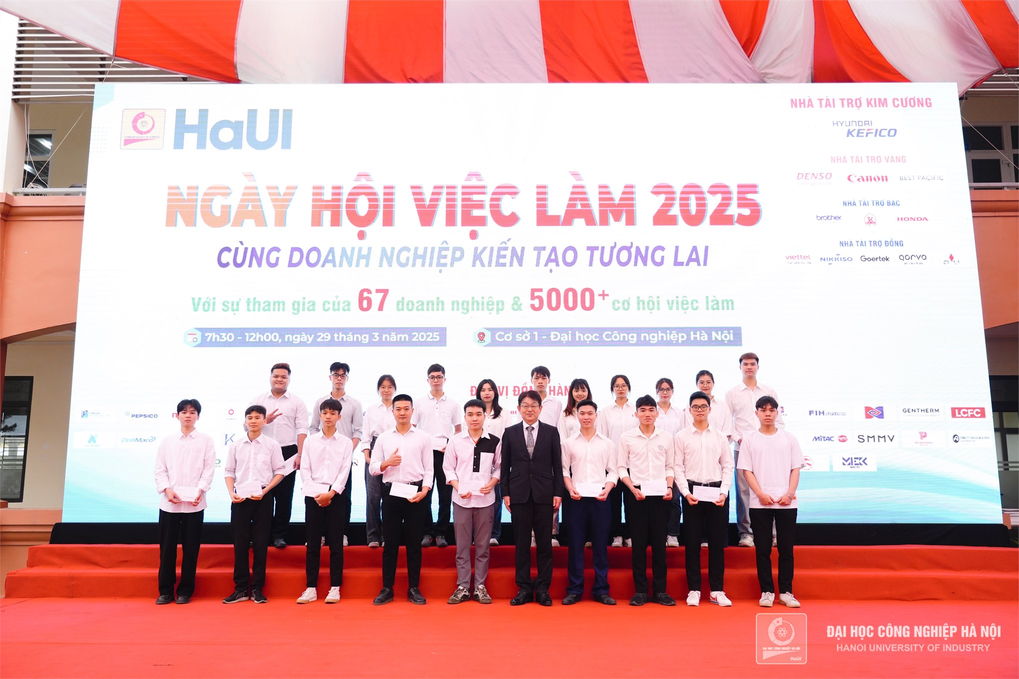 Học đại học bằng tiếng Anh tại Trường Đại học Công nghiệp Hà Nội: Lựa chọn của những người trẻ sẵn sàng hội nhập