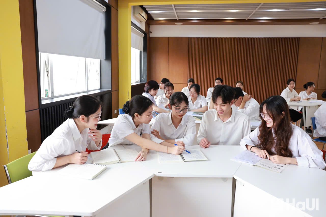 Học đại học bằng tiếng Anh tại Trường Đại học Công nghiệp Hà Nội: Lựa chọn của những người trẻ sẵn sàng hội nhập