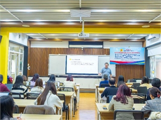 Trường Ngoại ngữ – Du lịch tổ chức các workshops về ngôn ngữ học tâm lý với Giáo sư Victor Kuperman