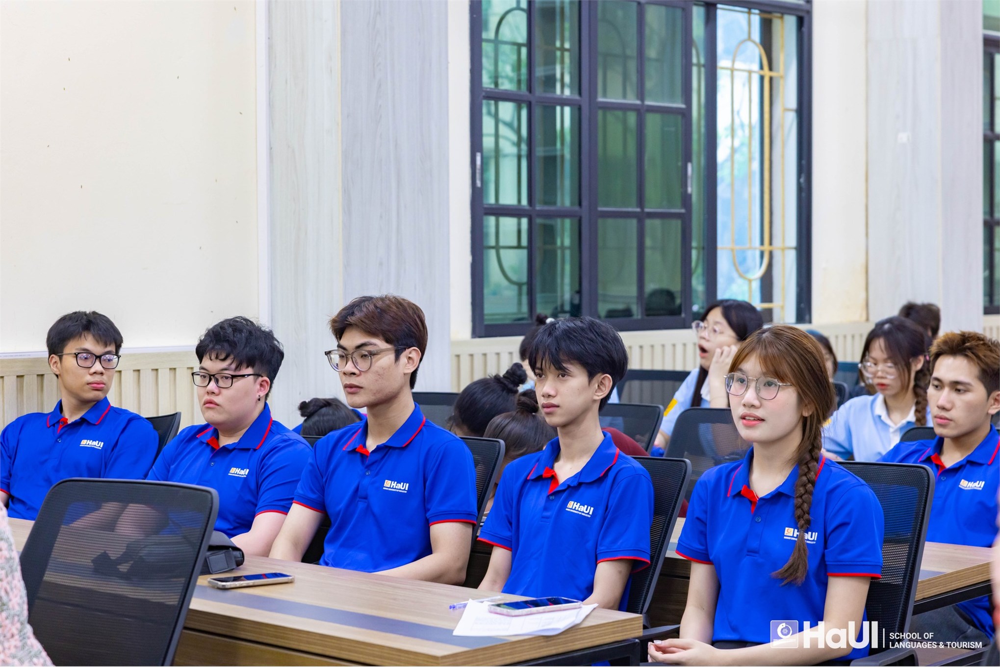 Sinh viên ngành Nhà hàng – Khách sạn khám phá cơ hội nghề lễ tân chuyên nghiệp cùng chuyên gia Khách sạn InterContinental Hanoi Landmark72