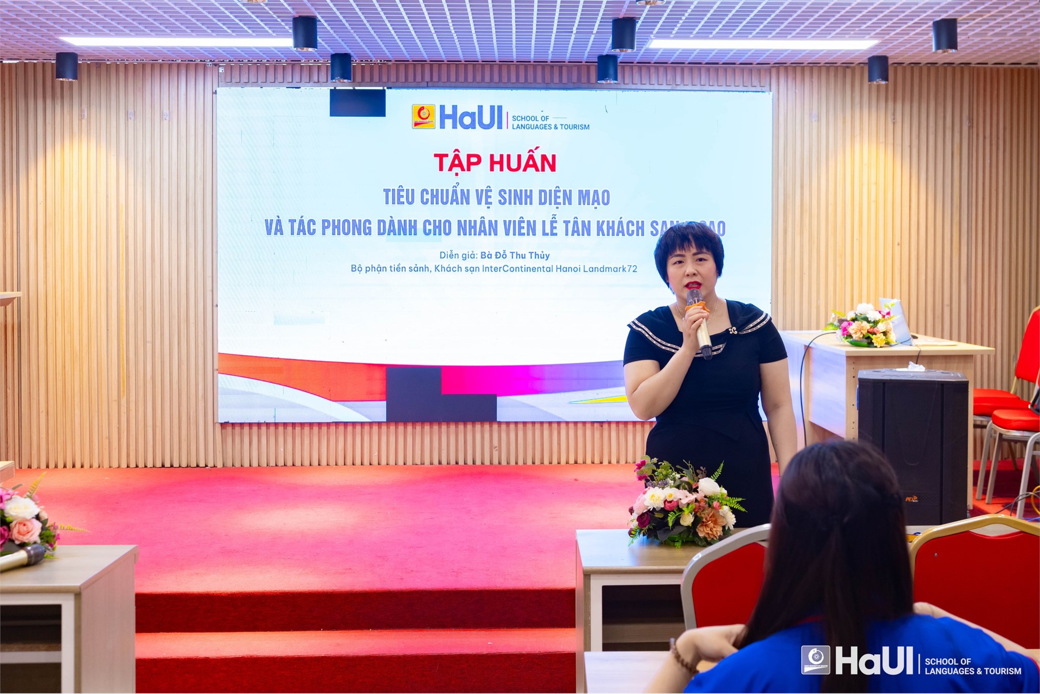 Tập huấn kỹ năng diện mạo và tác phong chuyên nghiệp cho lễ tân khách sạn 5 sao