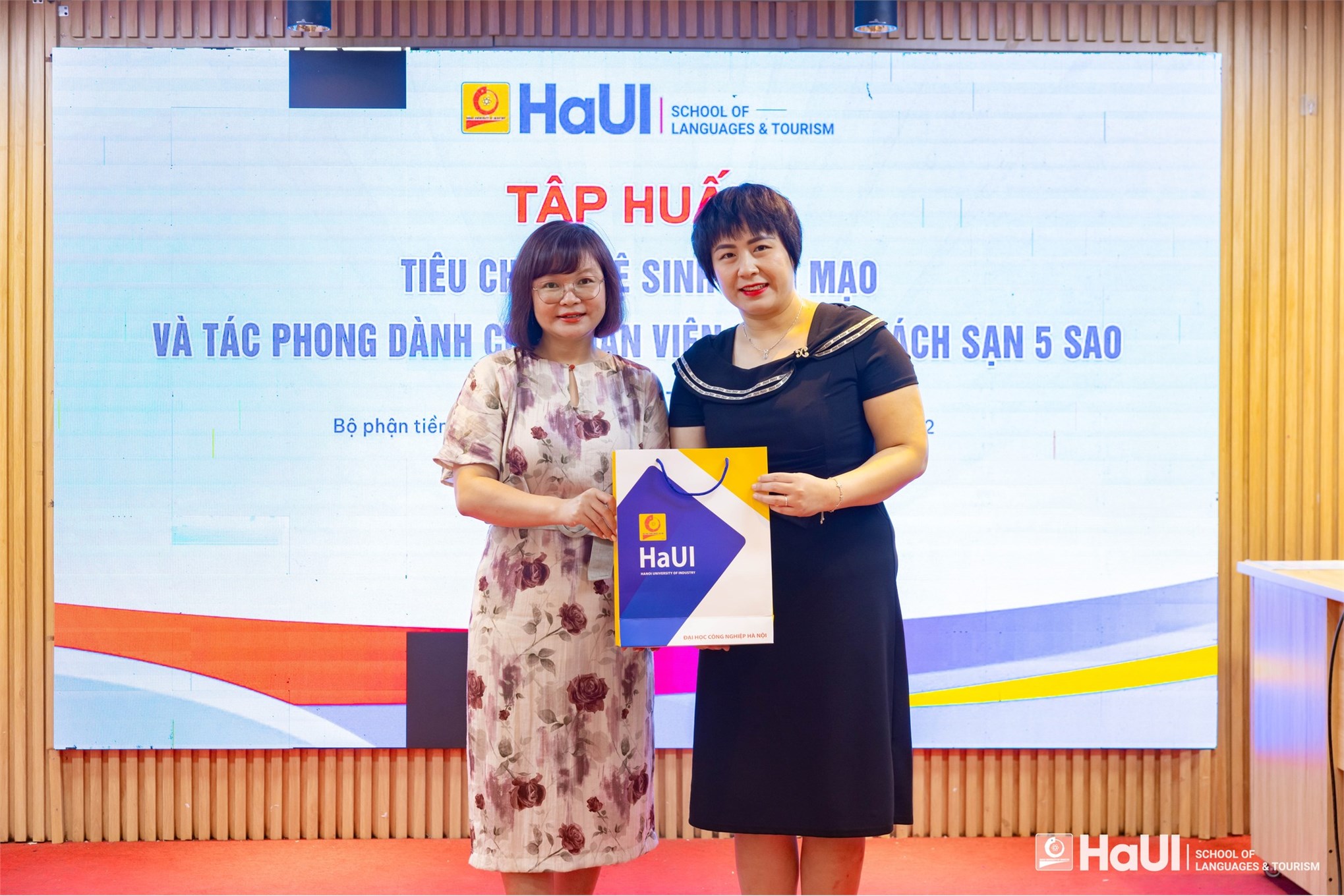 Tập huấn kỹ năng diện mạo và tác phong chuyên nghiệp cho lễ tân khách sạn 5 sao