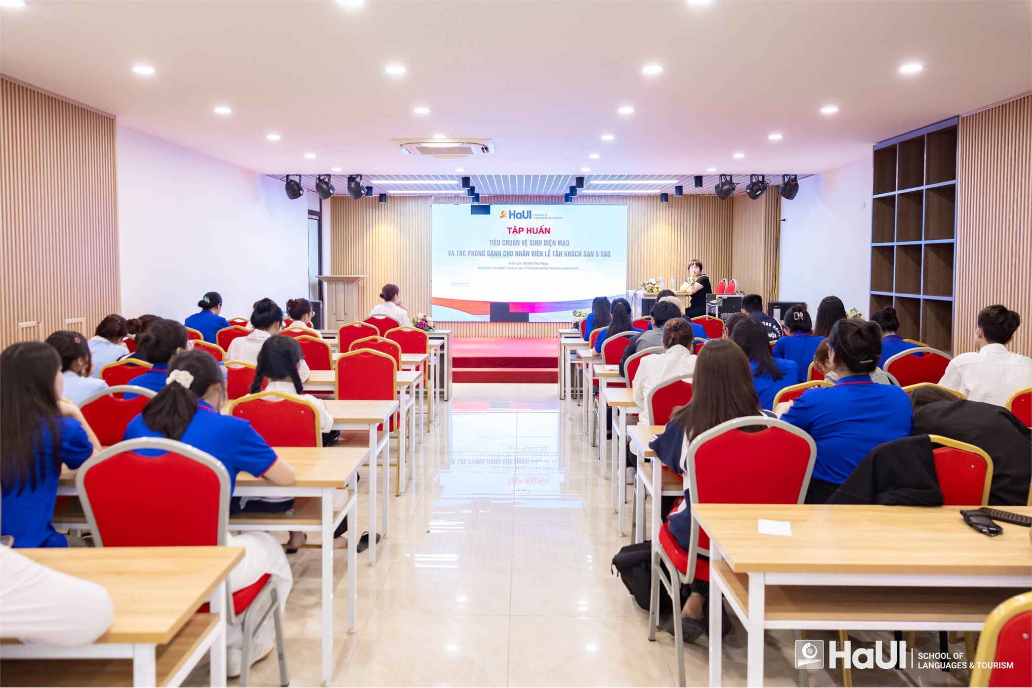 Tập huấn kỹ năng diện mạo và tác phong chuyên nghiệp cho lễ tân khách sạn 5 sao