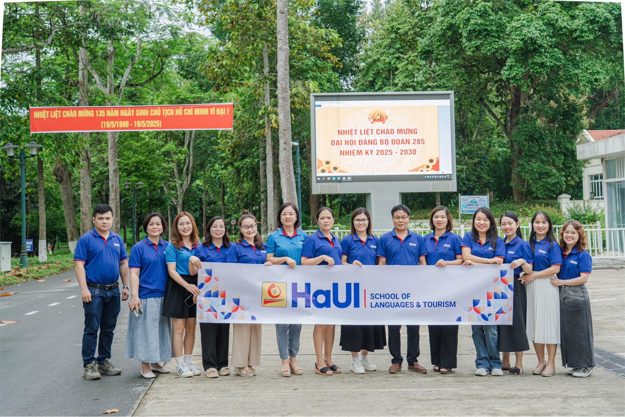 Chi bộ Ngoại ngữ - Du lịch 3 tổ chức sinh hoạt chuyên đề tại Khu di tích K9 và Làng cổ Đường Lâm