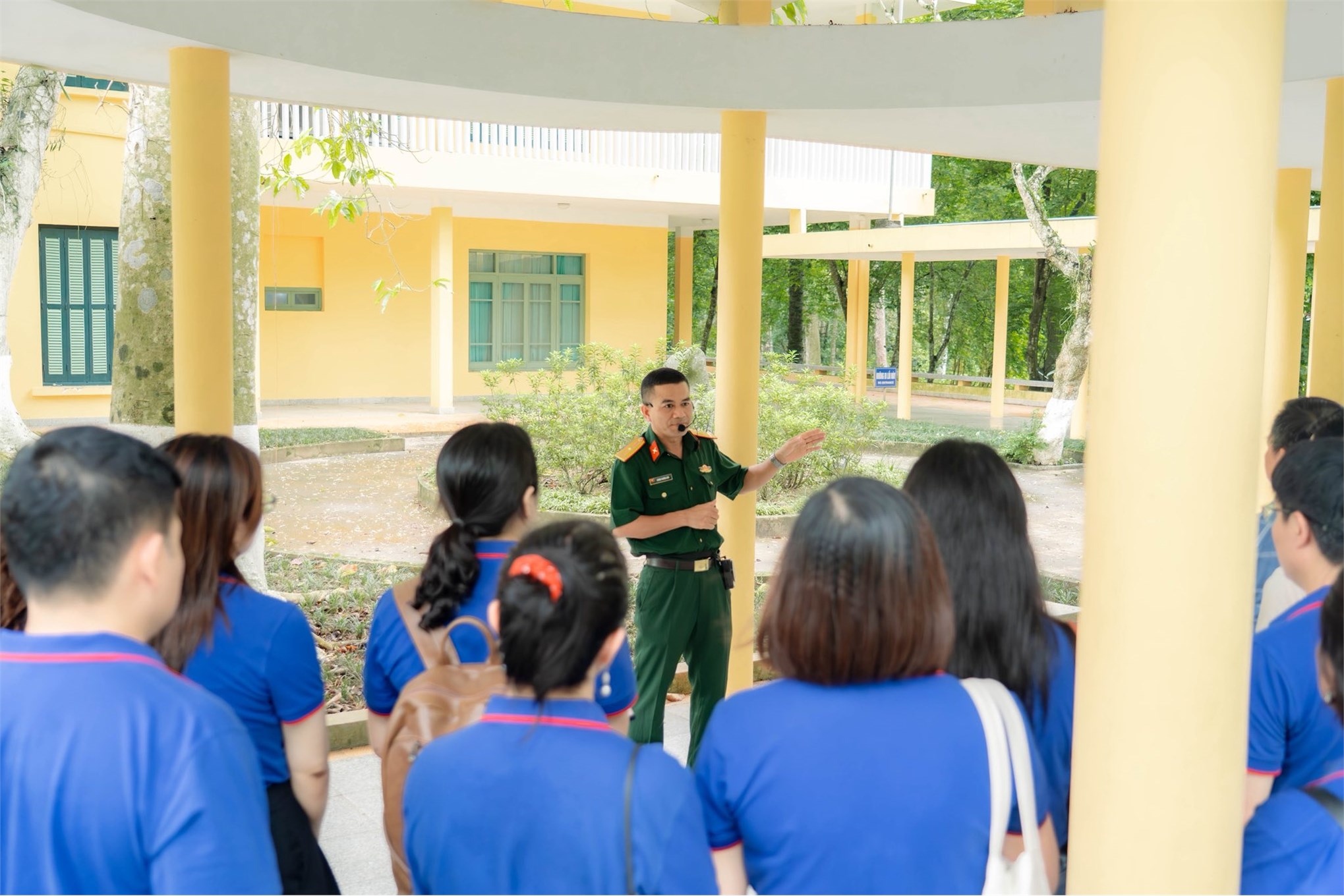Chi bộ Ngoại ngữ - Du lịch 3 tổ chức sinh hoạt chuyên đề tại Khu di tích K9 và Làng cổ Đường Lâm
