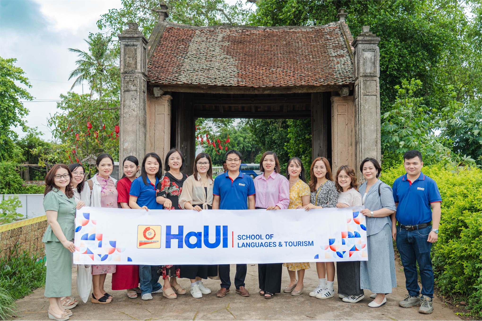 Chi bộ Ngoại ngữ - Du lịch 3 tổ chức sinh hoạt chuyên đề tại Khu di tích K9 và Làng cổ Đường Lâm