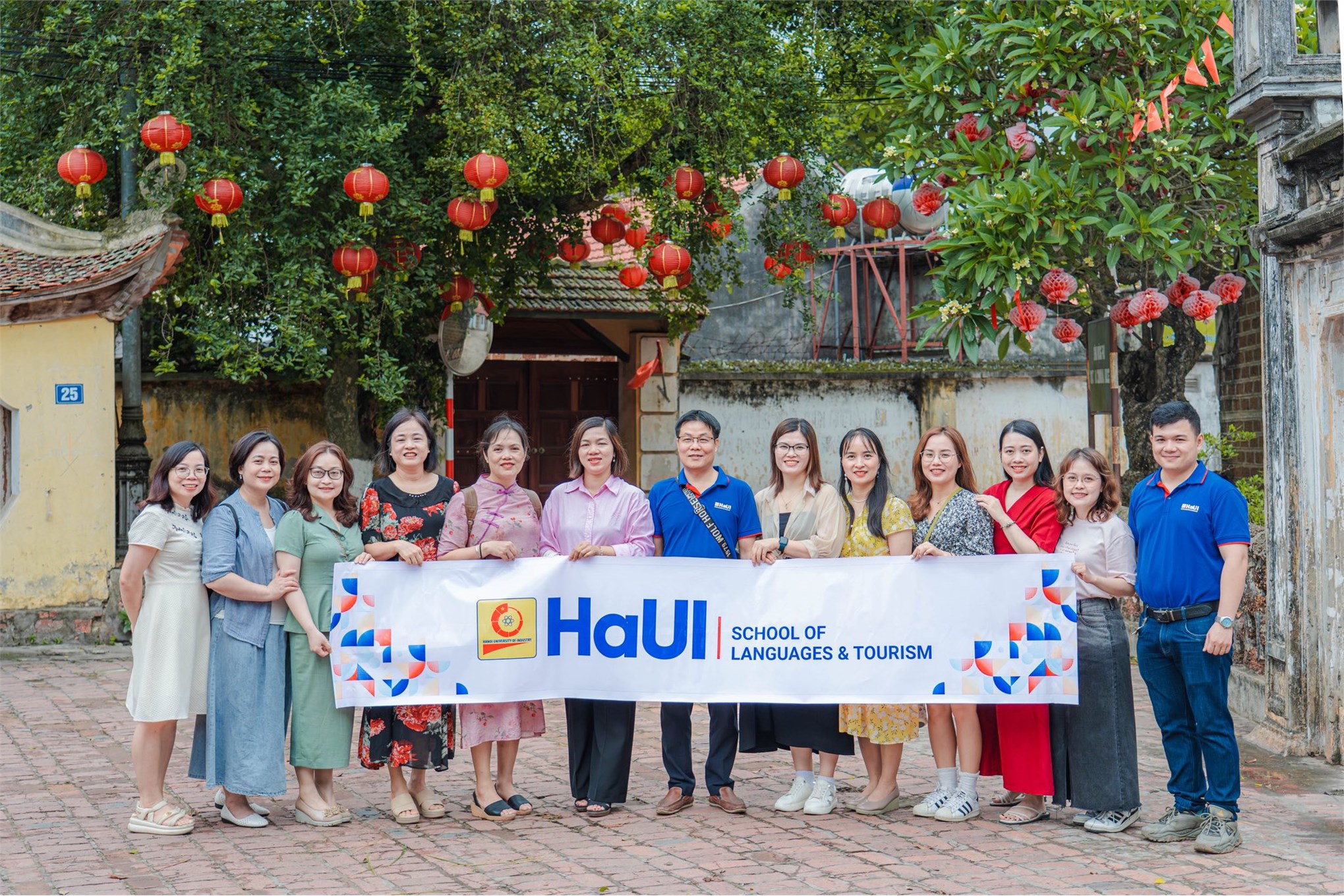 Chi bộ Ngoại ngữ - Du lịch 3 tổ chức sinh hoạt chuyên đề tại Khu di tích K9 và Làng cổ Đường Lâm