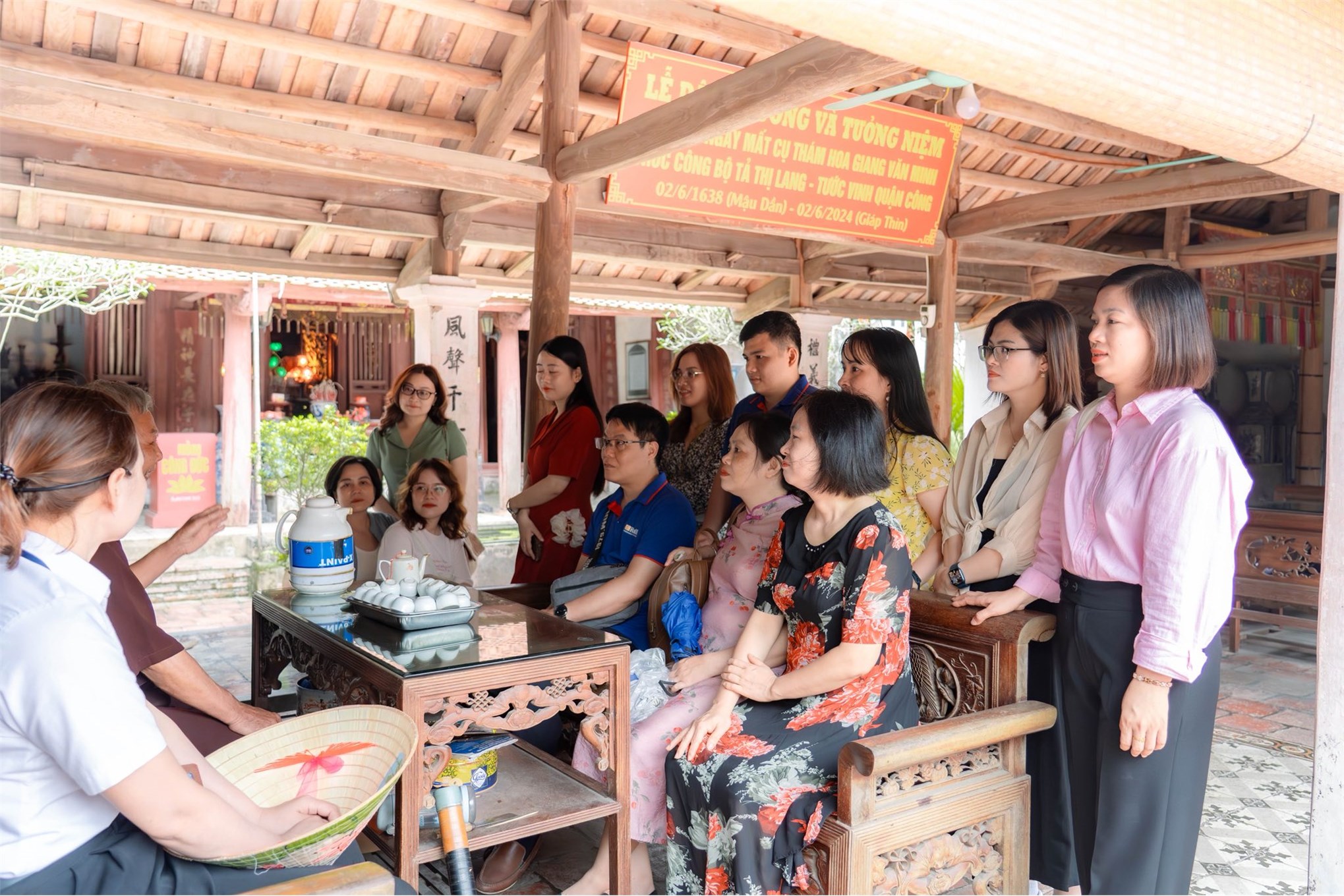 Chi bộ Ngoại ngữ - Du lịch 3 tổ chức sinh hoạt chuyên đề tại Khu di tích K9 và Làng cổ Đường Lâm