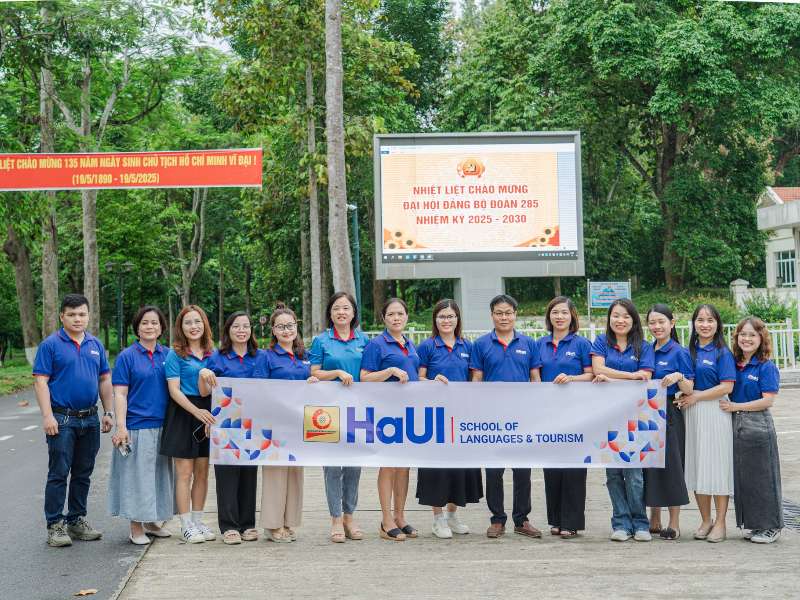 Chi bộ Ngoại ngữ - Du lịch 3 tổ chức sinh hoạt chuyên đề tại Khu di tích K9 và Làng cổ Đường Lâm