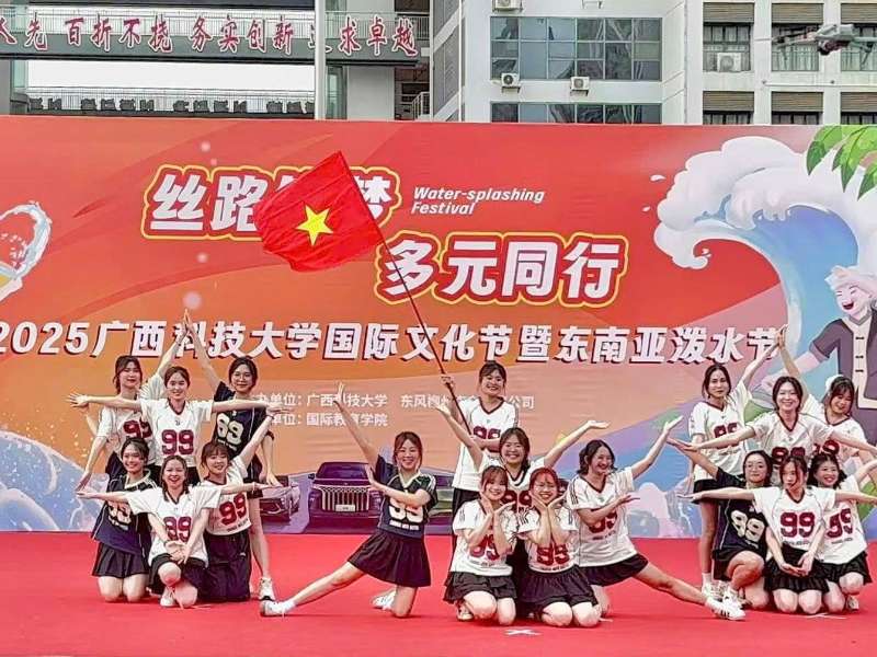Sinh viên Khoa Ngôn ngữ Trung Quốc tham gia Tuần lễ Giao lưu Văn hóa Quốc tế tại Trung Quốc