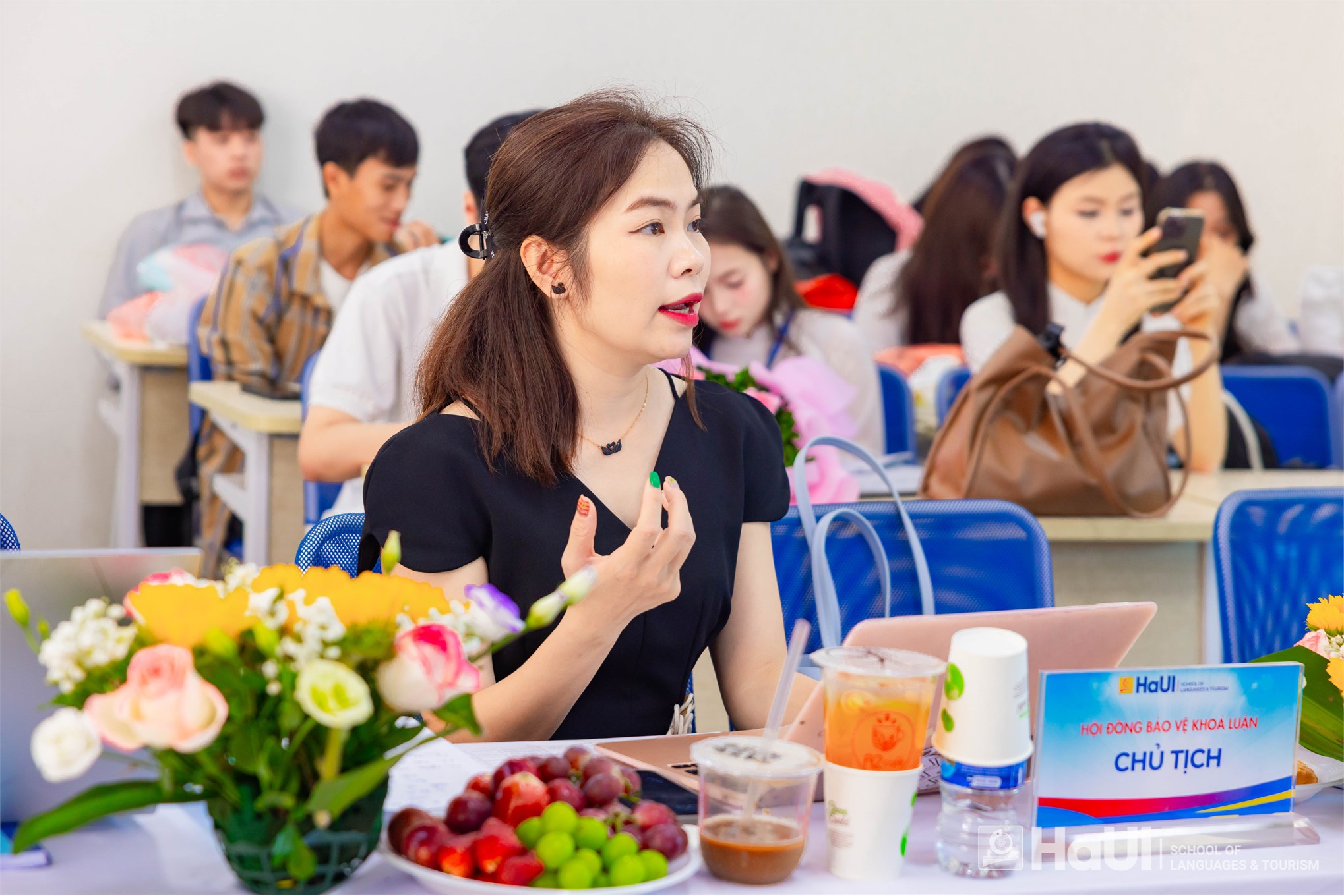 Sinh viên ngành Du lịch, Quản trị dịch vụ du lịch và lữ hành, Quản trị khách sạn bảo vệ thành công khóa luận tốt nghiệp