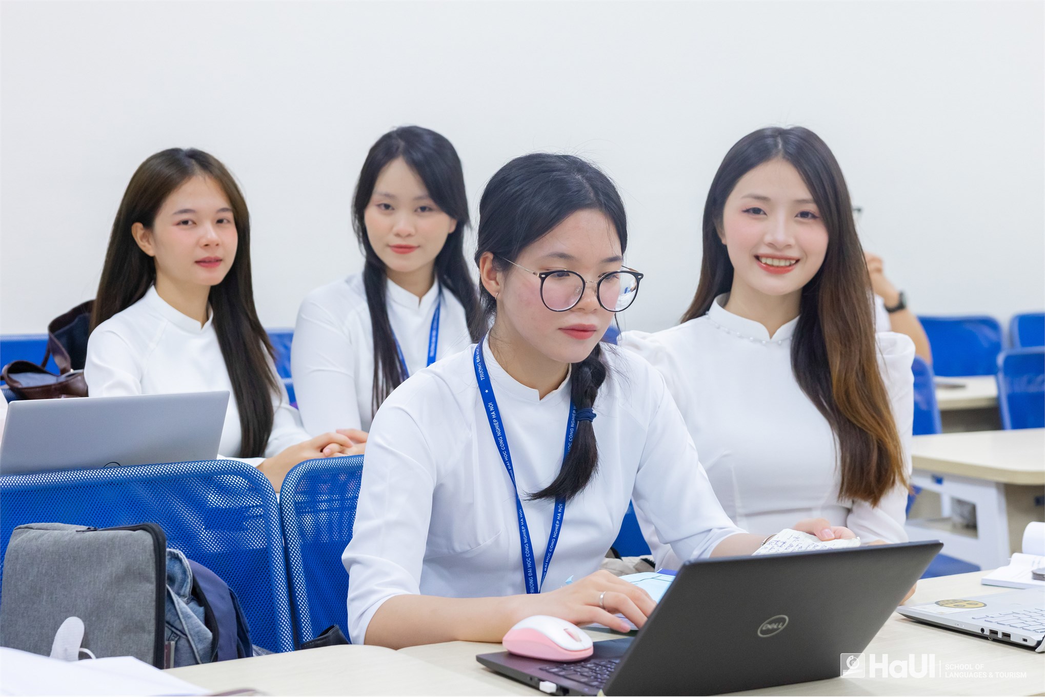 Sinh viên ngành Du lịch, Quản trị dịch vụ du lịch và lữ hành, Quản trị khách sạn bảo vệ thành công khóa luận tốt nghiệp