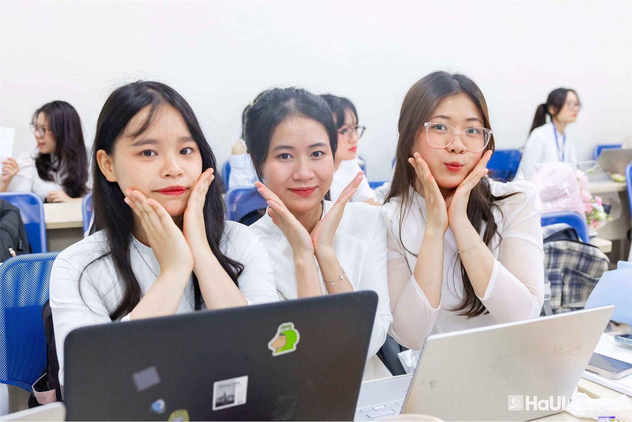 Sinh viên ngành Du lịch, Quản trị dịch vụ du lịch và lữ hành, Quản trị khách sạn bảo vệ thành công khóa luận tốt nghiệp