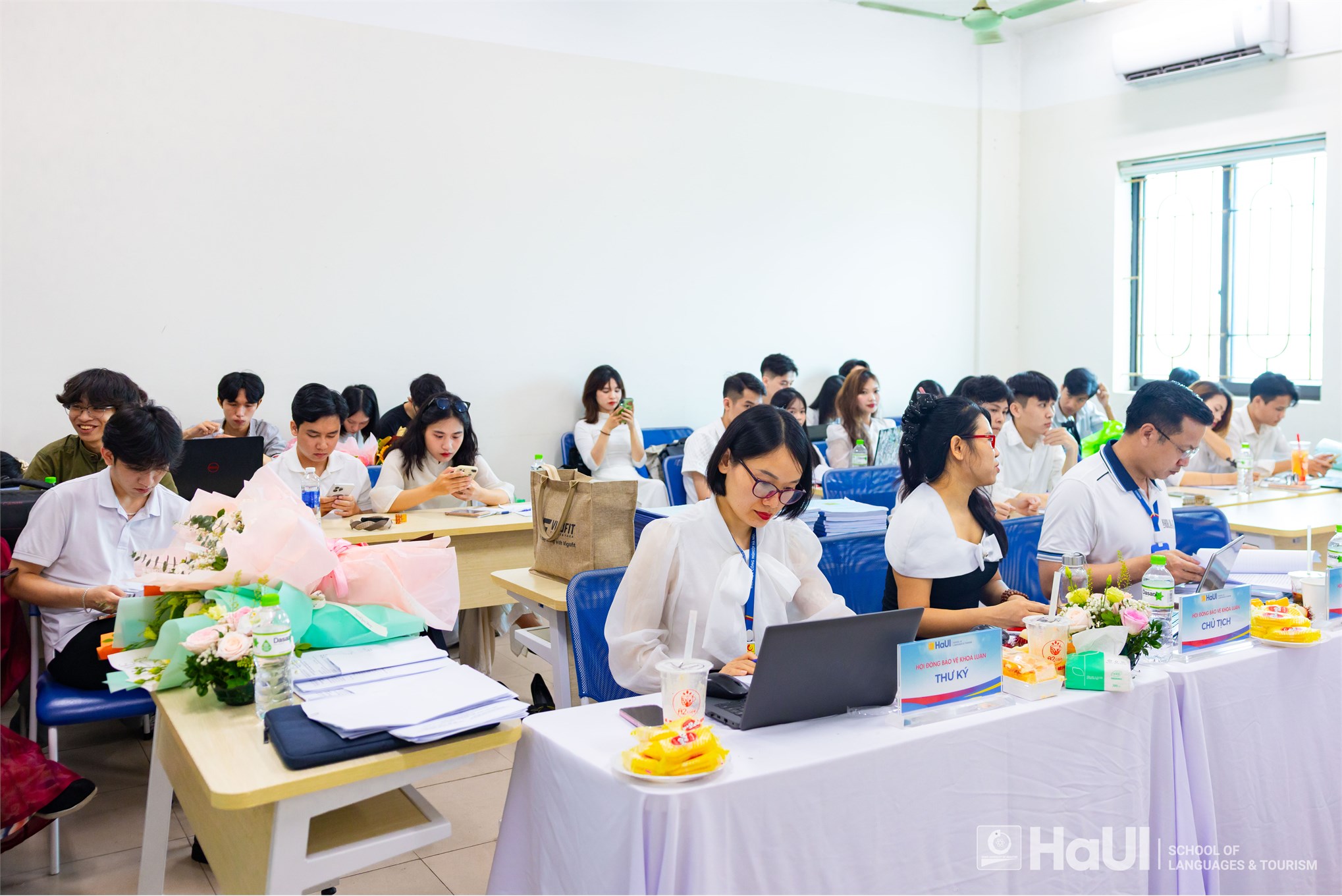 Sinh viên ngành Du lịch, Quản trị dịch vụ du lịch và lữ hành, Quản trị khách sạn bảo vệ thành công khóa luận tốt nghiệp