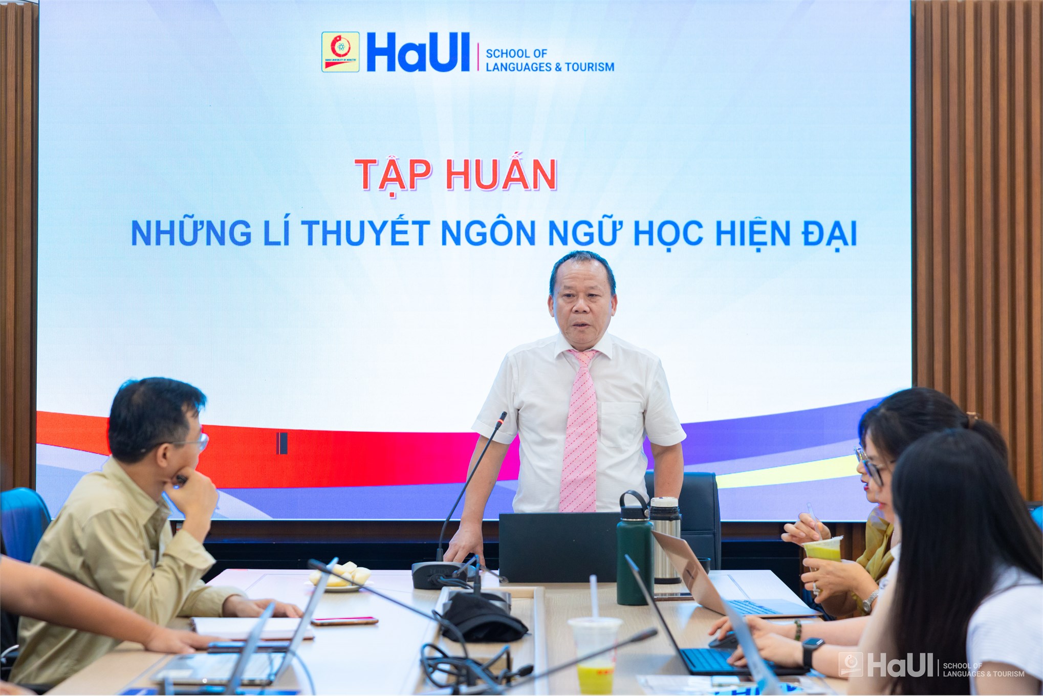 Tập huấn khoa học với chủ đề “Những lí thuyết Ngôn ngữ học hiện đại”