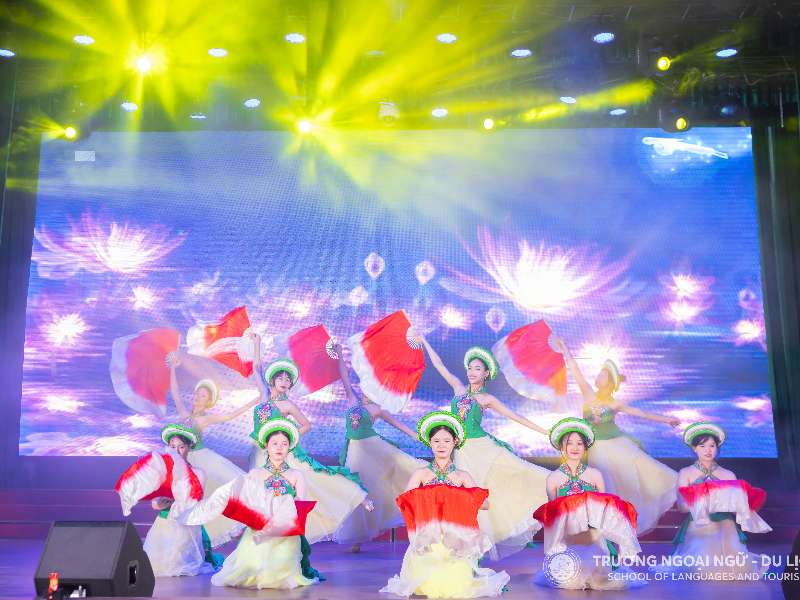 Sôi động và rực rỡ tại “Summer Festival 2025” của sinh viên trường Ngoại ngữ - Du lịch