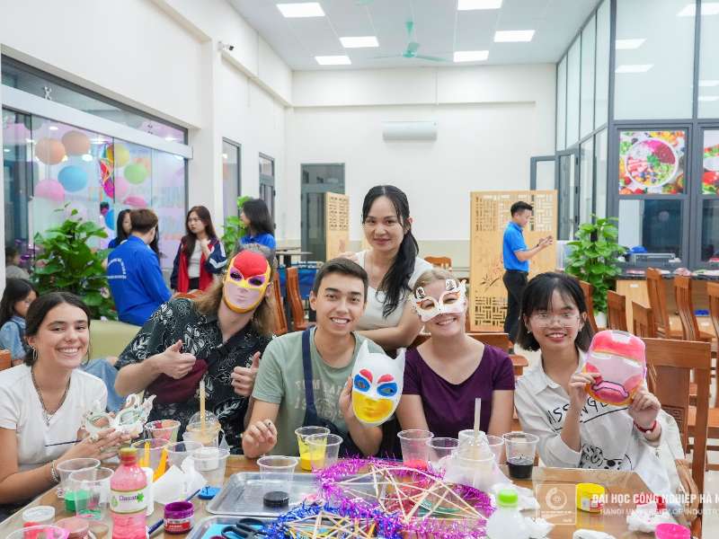 “Đêm hội trăng rằm 2023” – Gắn kết cộng đồng quốc tế, lan tỏa văn hóa Việt tại Trường Ngoại ngữ – Du lịch