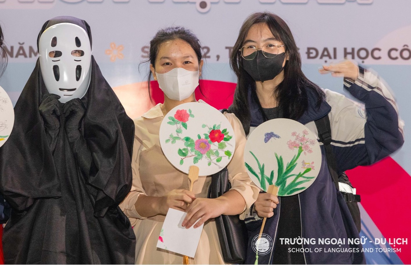 Sắc màu văn hóa Á Đông trong chương trình trải nghiệm vẽ mặt nạ