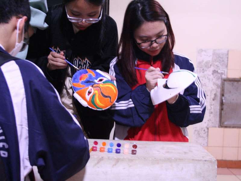 Sắc màu văn hóa Á Đông trong chương trình trải nghiệm vẽ mặt nạ