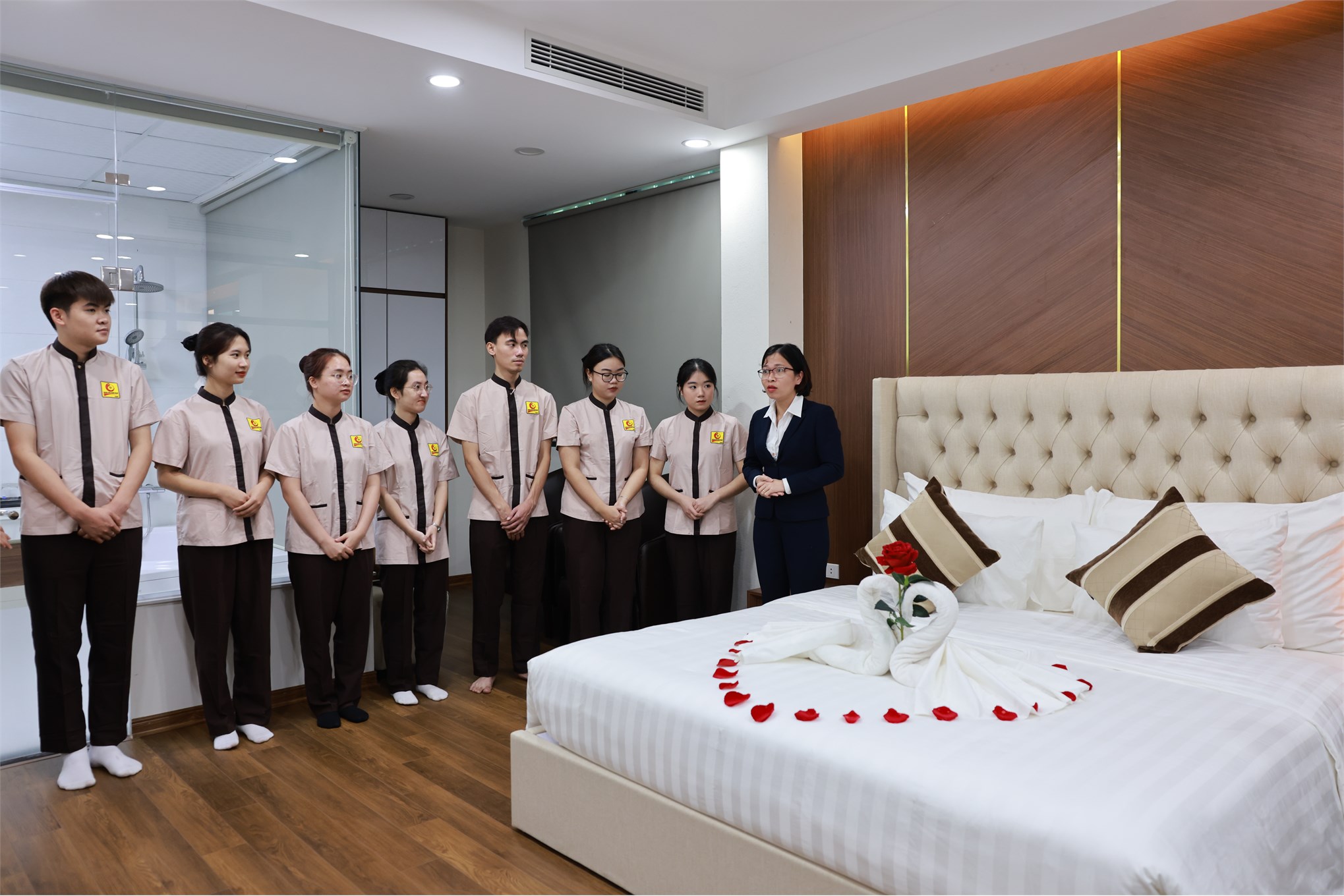 Nghiệp vụ Khách sạn giỏi – Tôn vinh kỹ năng thực hành, khẳng định tay nghề sinh viên Ngoại ngữ - Du lịch