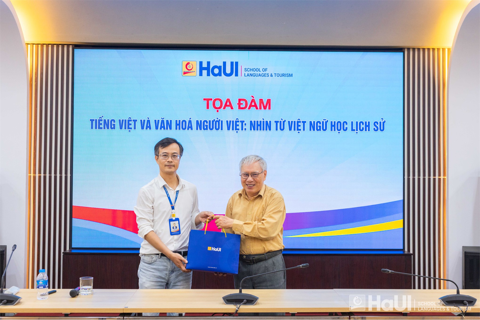 Tọa đàm `Tiếng Việt và văn hóa người Việt nhìn từ Việt ngữ học lịch sử`