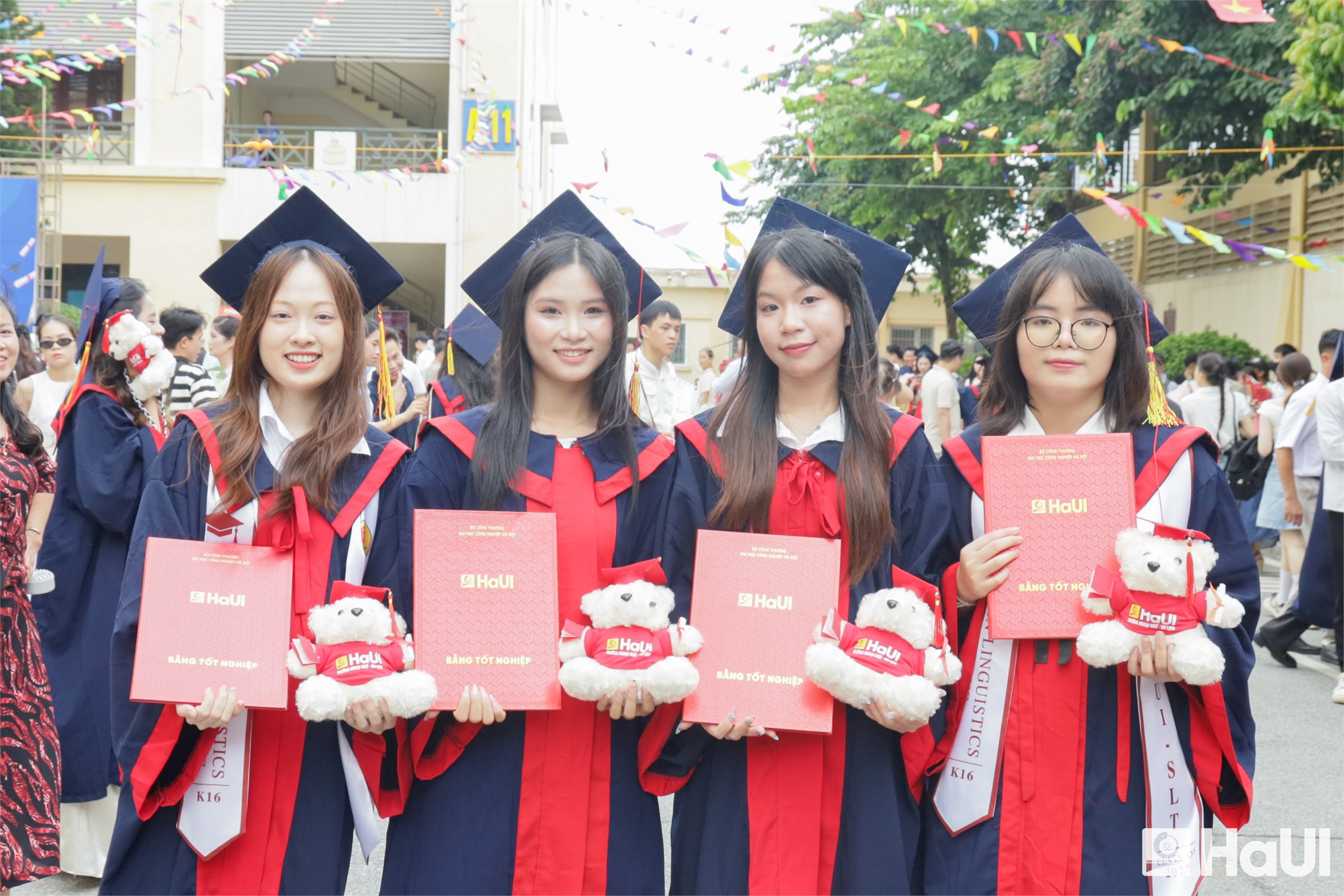 Hơn 600 tân cử nhân Trường Ngoại ngữ – Du lịch, HaUI: khát vọng vươn mình, sẵn sàng hội nhập quốc tế