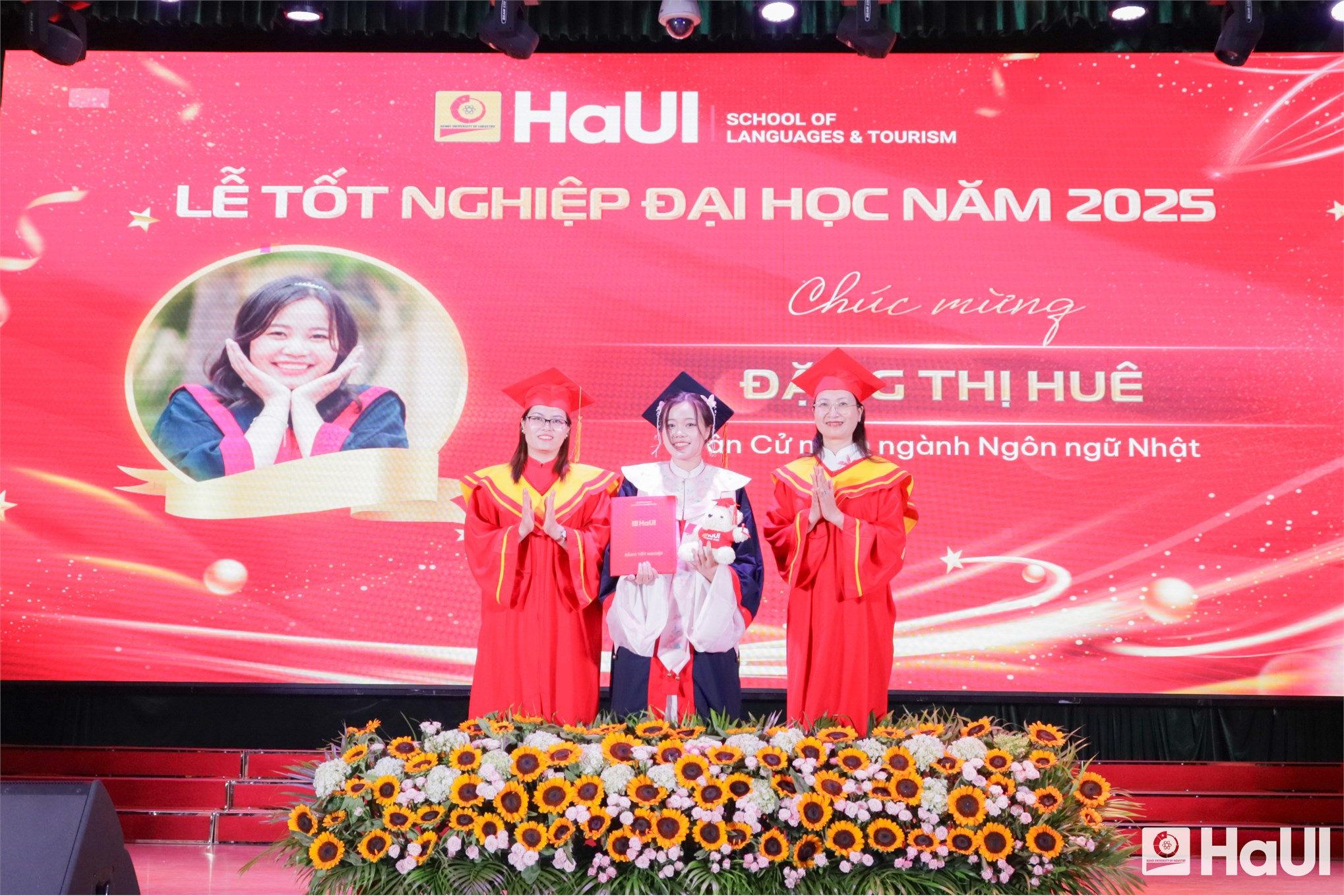 Hơn 600 tân cử nhân Trường Ngoại ngữ – Du lịch, HaUI: khát vọng vươn mình, sẵn sàng hội nhập quốc tế