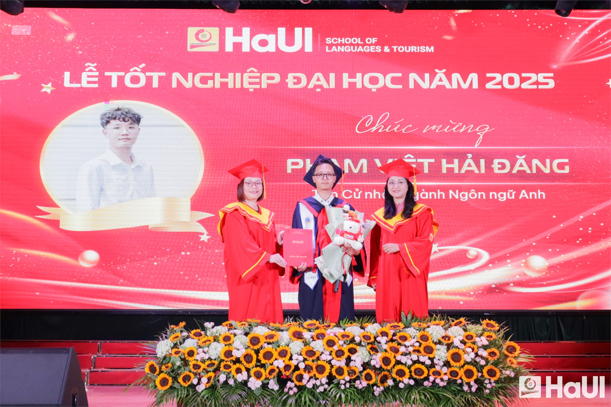 Hơn 600 tân cử nhân Trường Ngoại ngữ – Du lịch, HaUI: khát vọng vươn mình, sẵn sàng hội nhập quốc tế