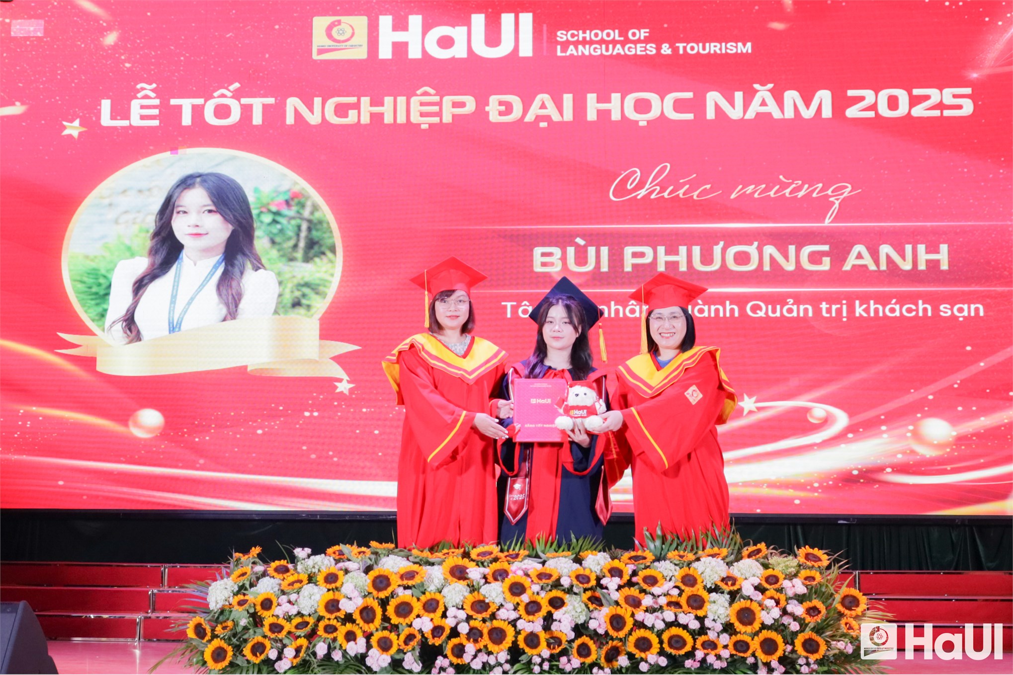 Hơn 600 tân cử nhân Trường Ngoại ngữ – Du lịch, HaUI: khát vọng vươn mình, sẵn sàng hội nhập quốc tế