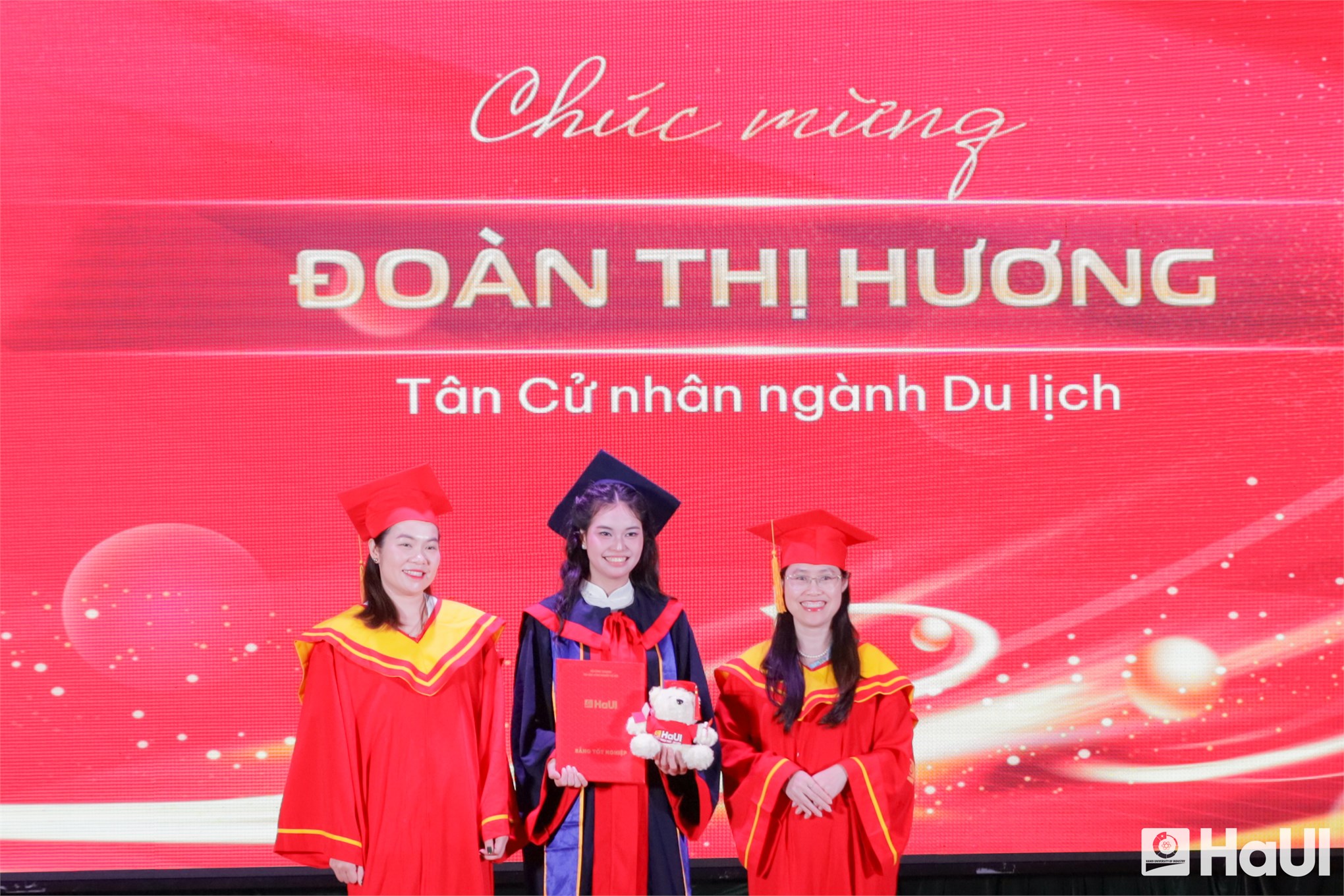 Hơn 600 tân cử nhân Trường Ngoại ngữ – Du lịch, HaUI: khát vọng vươn mình, sẵn sàng hội nhập quốc tế