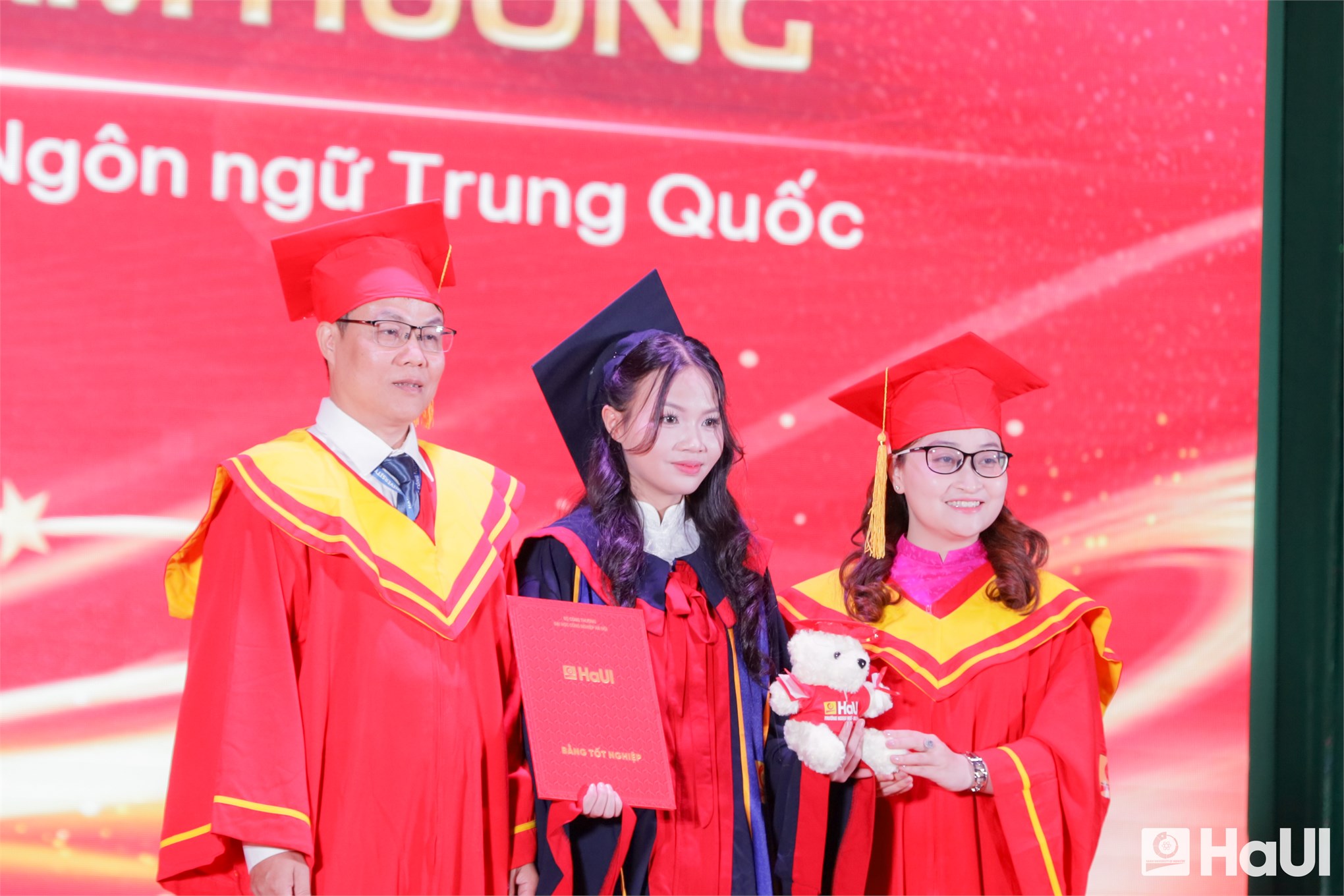 Hơn 600 tân cử nhân Trường Ngoại ngữ – Du lịch, HaUI: khát vọng vươn mình, sẵn sàng hội nhập quốc tế