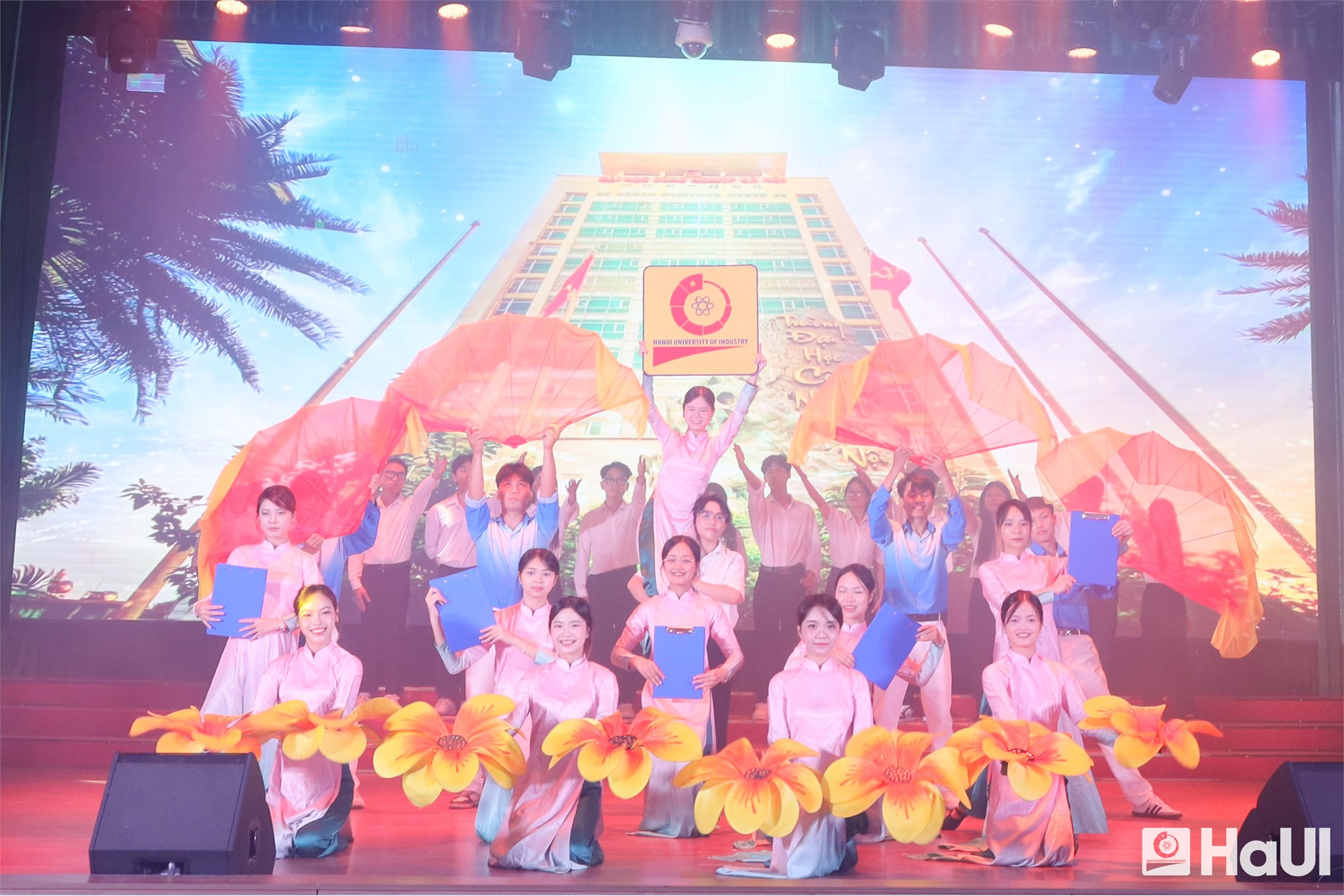 Hơn 600 tân cử nhân Trường Ngoại ngữ – Du lịch, HaUI: khát vọng vươn mình, sẵn sàng hội nhập quốc tế