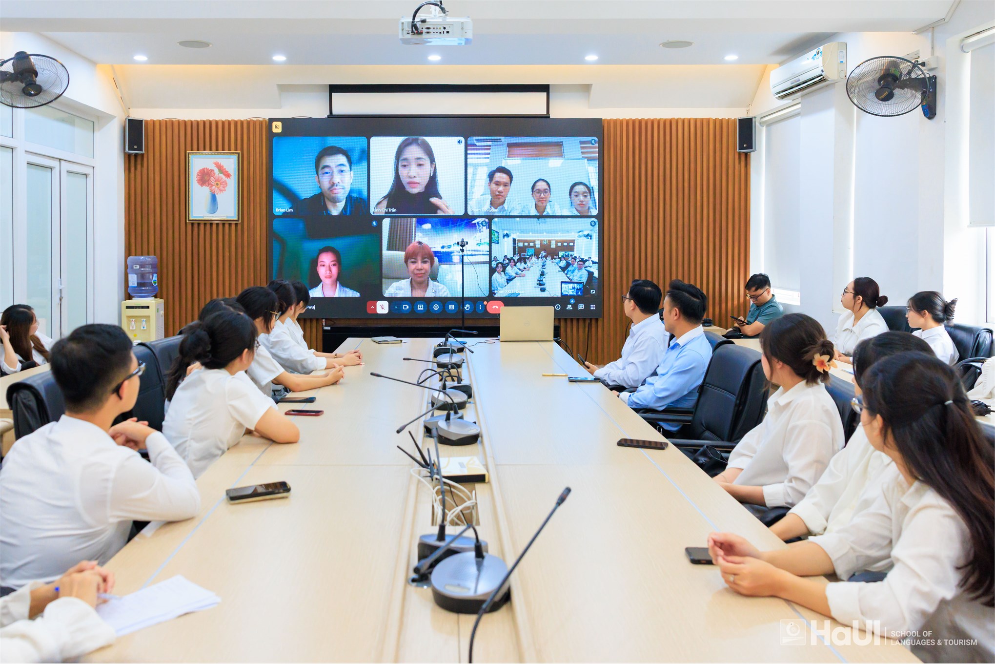 28 sinh viên Trường Ngoại ngữ - Du lịch tham gia phỏng vấn với nhà tuyển dụng thuộc tập đoàn Paradise - Singapore