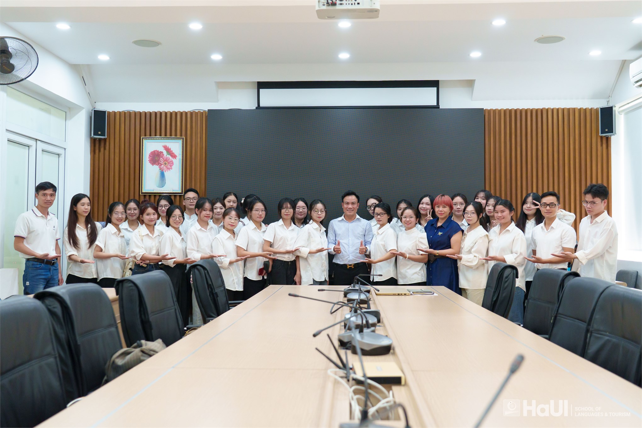 28 sinh viên Trường Ngoại ngữ - Du lịch tham gia phỏng vấn với nhà tuyển dụng thuộc tập đoàn Paradise - Singapore