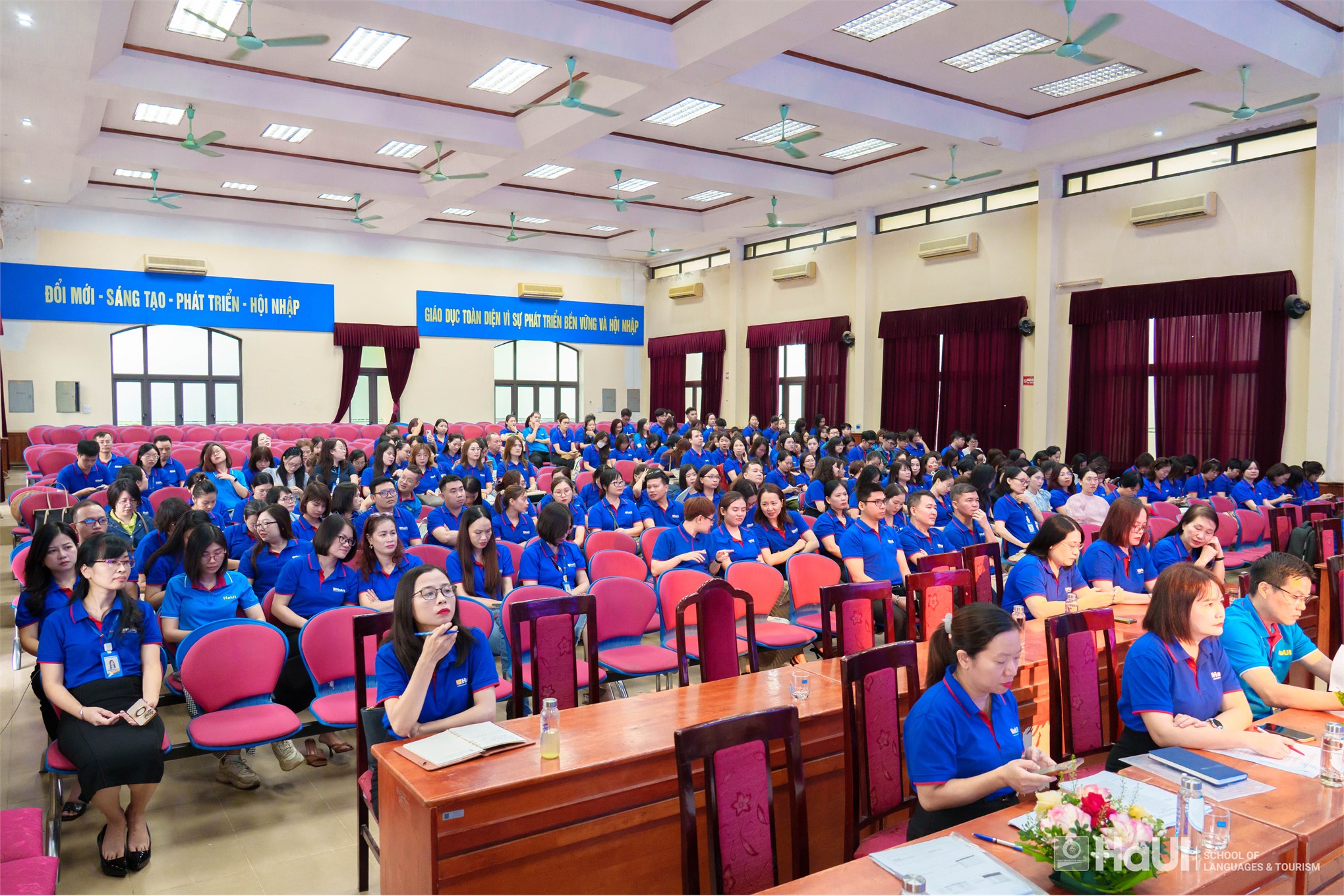 Hội nghị viên chức, người lao động Trường Ngoại ngữ - Du lịch, tổng kết năm học 2024 - 2025 và triển khai nhiệm vụ năm học 2025 - 2026