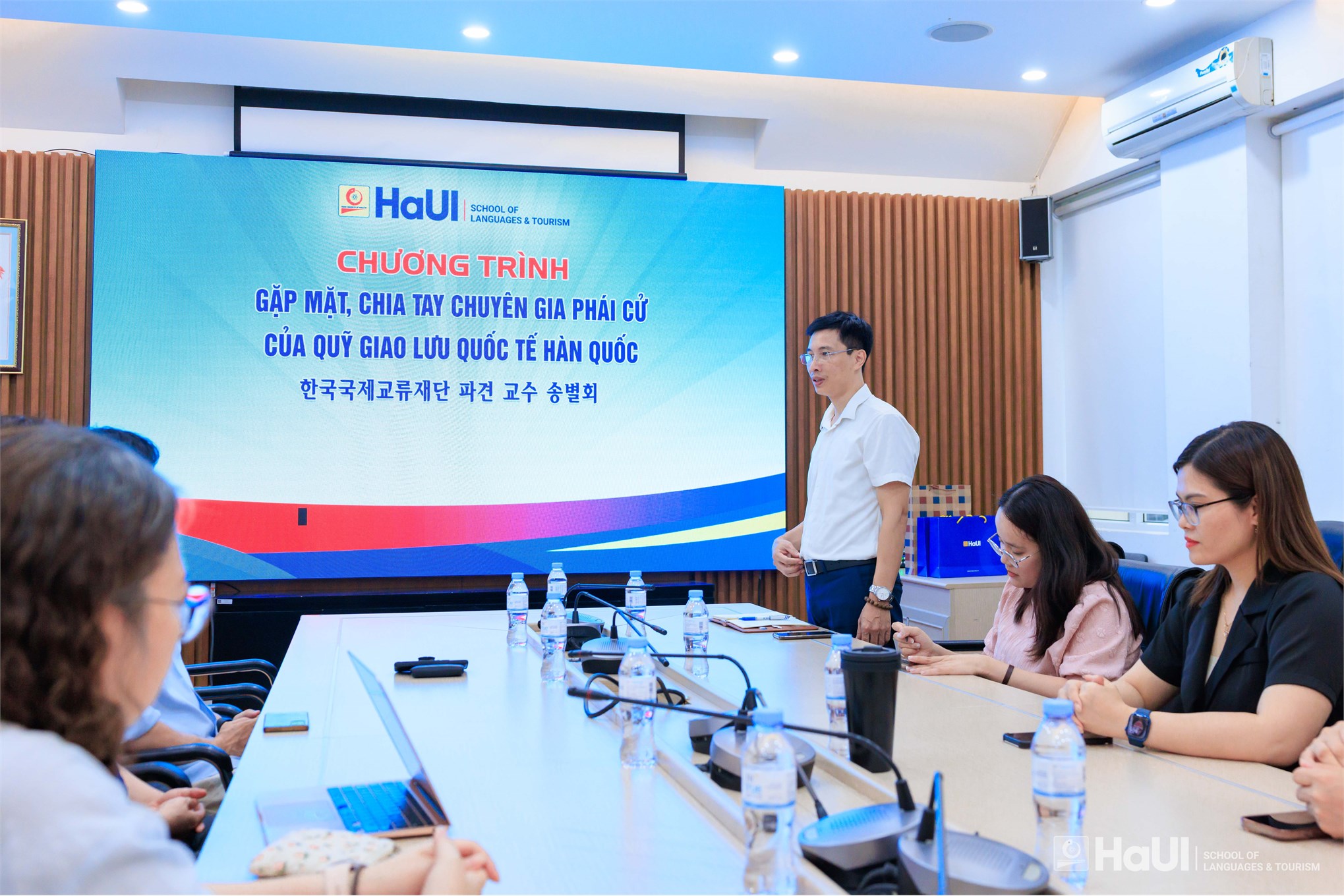 Trường Ngoại ngữ – Du lịch tổng kết hoạt động và chia tay chuyên gia Hàn Quốc Jin Hyeong Woo