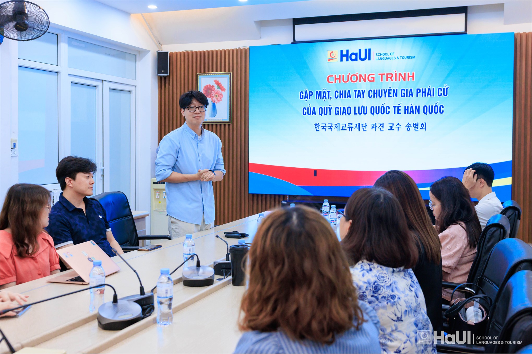 Trường Ngoại ngữ – Du lịch tổng kết hoạt động và chia tay chuyên gia Hàn Quốc Jin Hyeong Woo