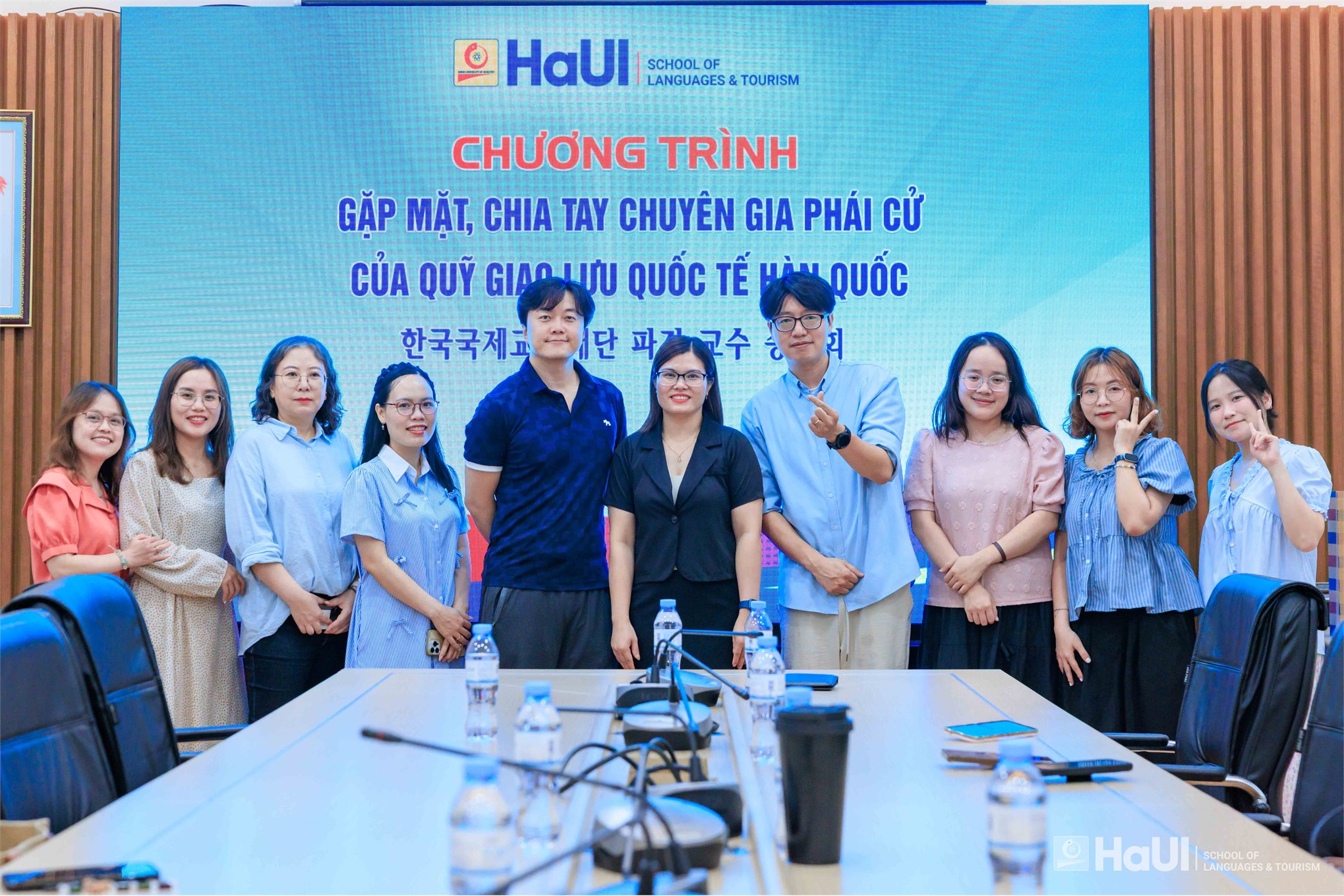 Trường Ngoại ngữ – Du lịch tổng kết hoạt động và chia tay chuyên gia Hàn Quốc Jin Hyeong Woo