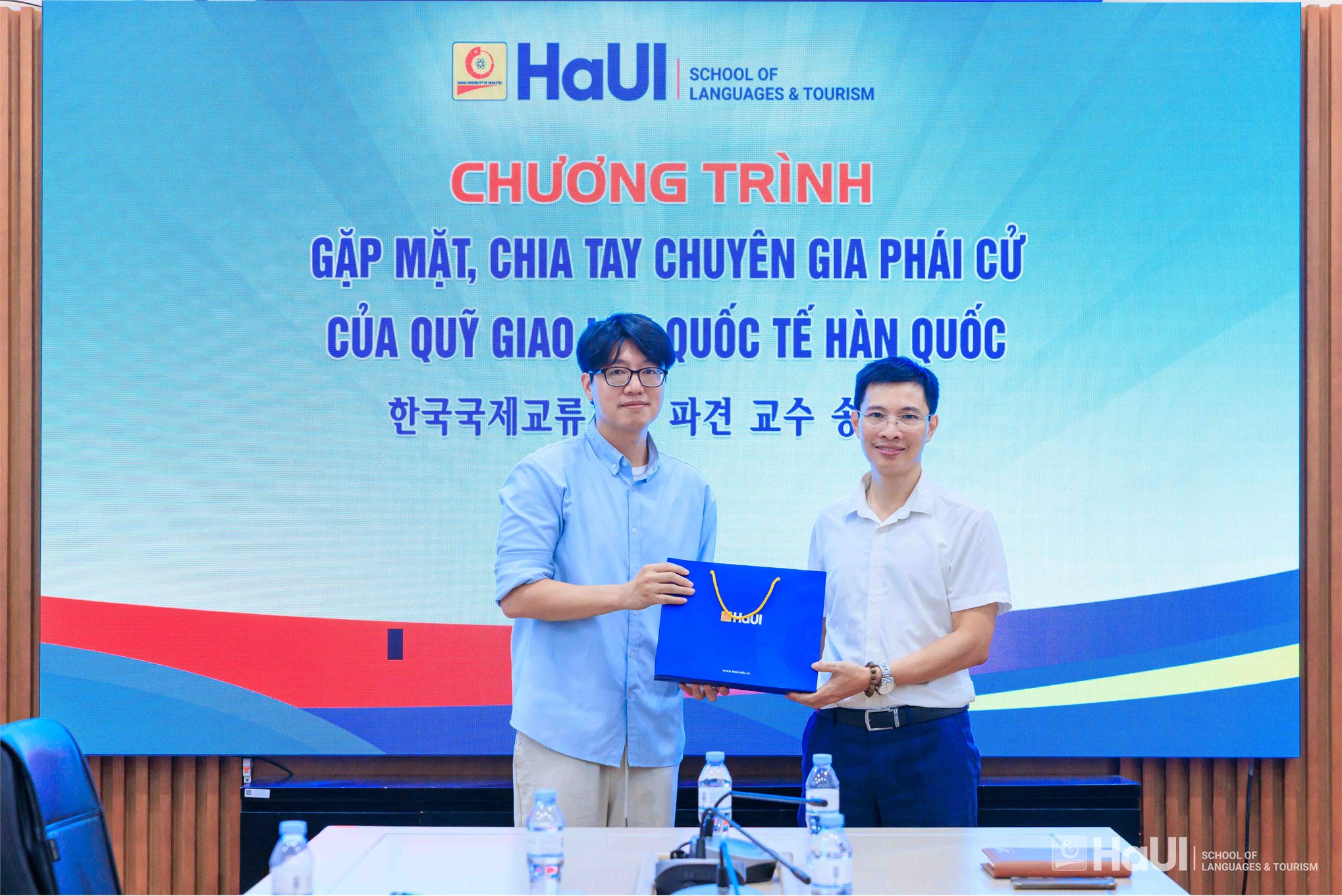 Trường Ngoại ngữ – Du lịch tổng kết hoạt động và chia tay chuyên gia Hàn Quốc Jin Hyeong Woo