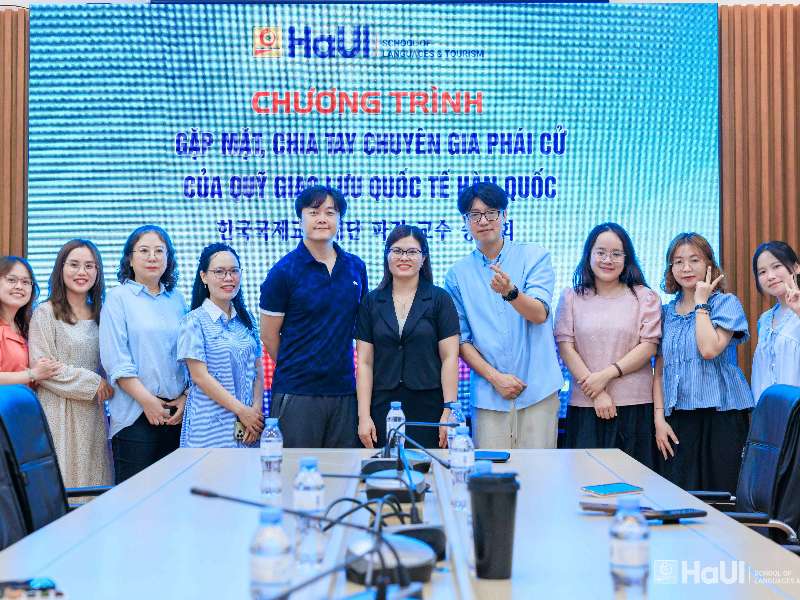 Trường Ngoại ngữ – Du lịch tổng kết hoạt động và chia tay chuyên gia Hàn Quốc Jin Hyeong Woo