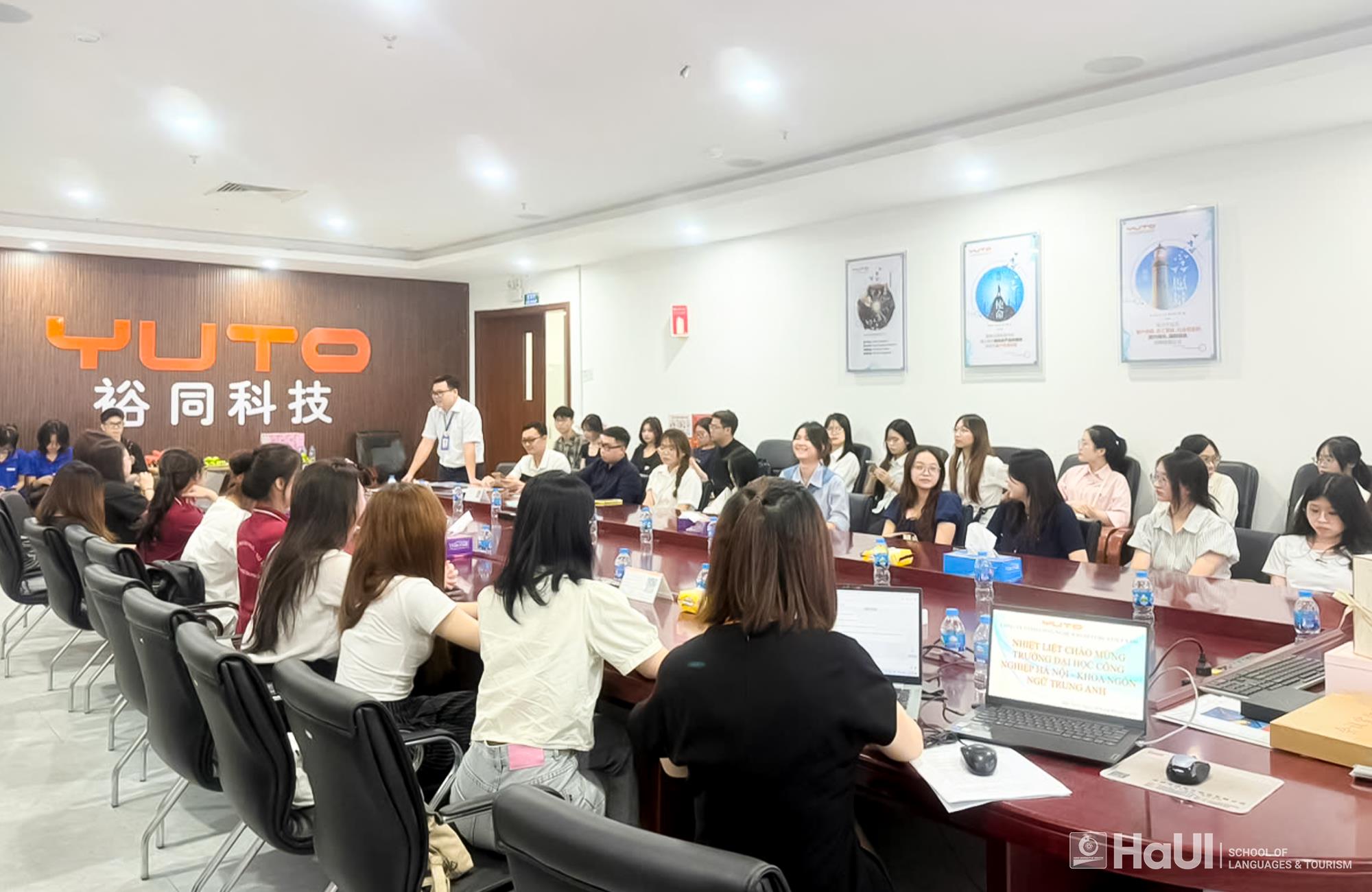 Sinh viên Trường Ngoại ngữ – Du lịch tham quan, tìm hiểu thực tế tại Công ty TNHH In bao bì Yuhua Việt Nam