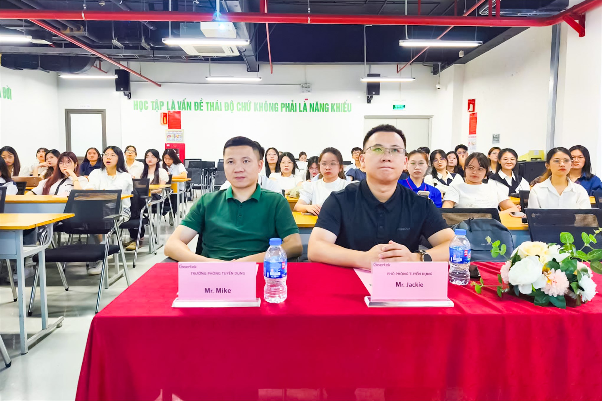 Sinh viên Trường Ngoại ngữ – Du lịch tham quan, tìm hiểu thực tế tại Công ty TNHH Khoa học Kỹ thuật Goertek Vina
